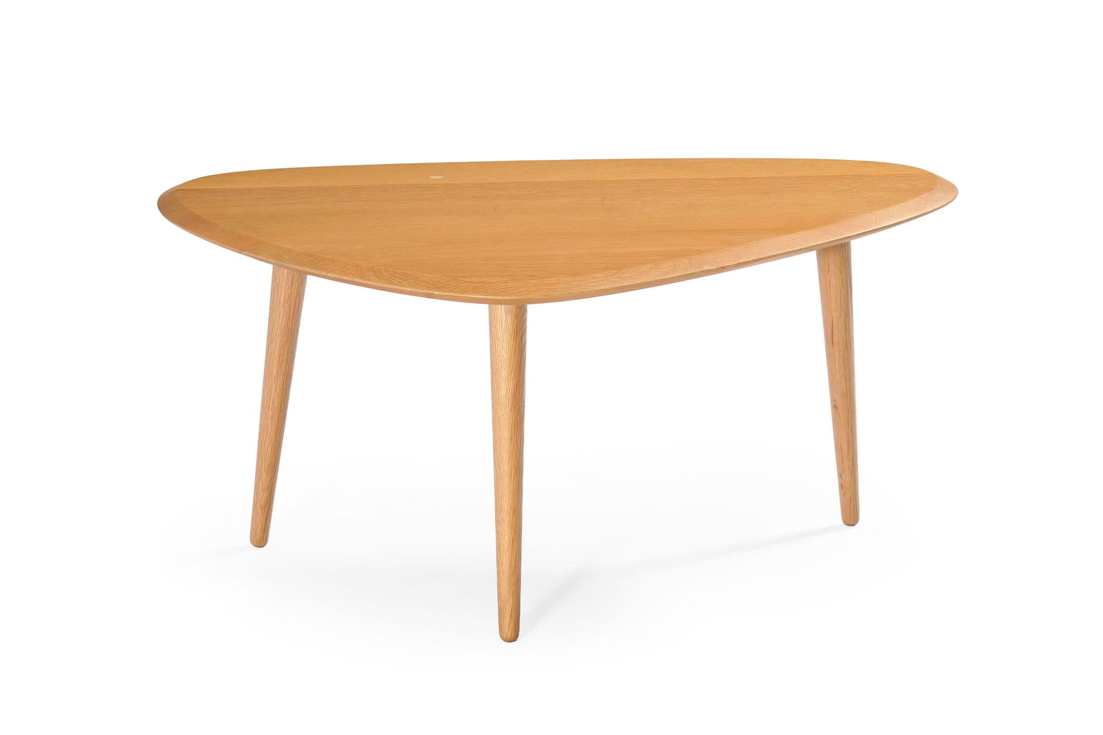 Table basse, édition Red, XXIe s., en chêne, plateau reposant sur trois pieds, 40x87x54 cm: Table basse, édition Red, XXIe s., en chêne, plateau reposant sur trois pieds, 40x87x54 cm Conditionprésence d'un enfoncement sur le plateau 