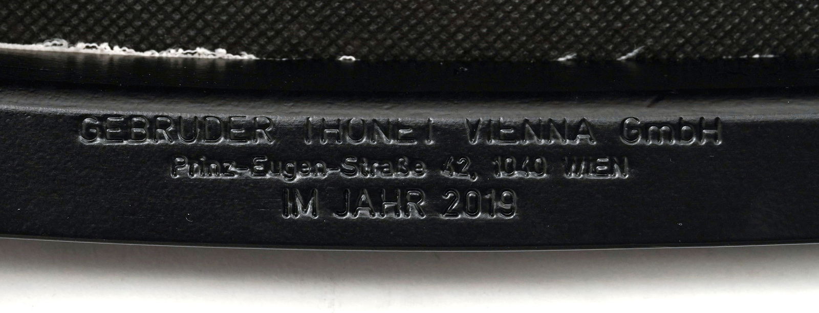 Paire de chaises de bar n°811, édition Thonet, 2019, en bois teinté noir, assise garn - 3