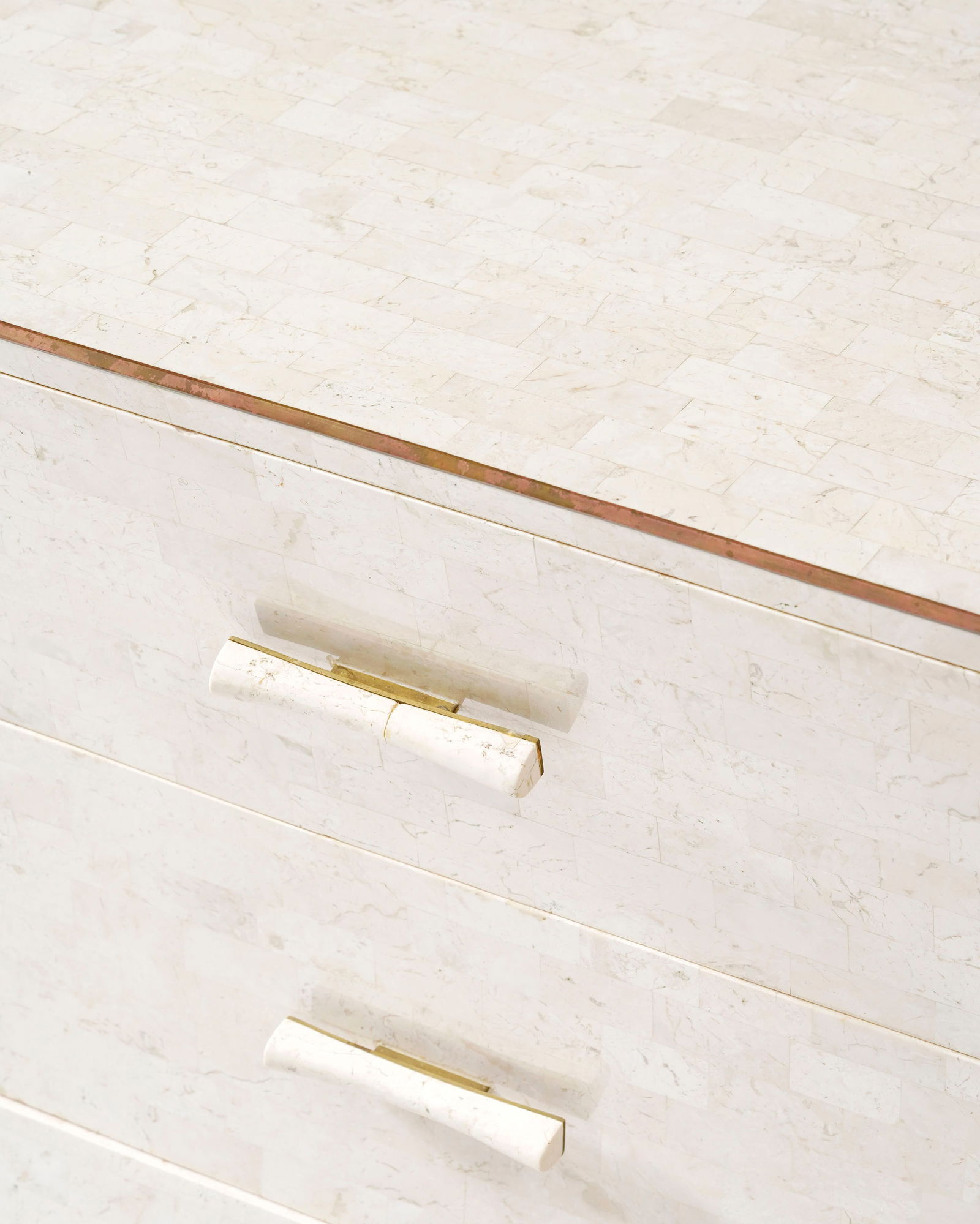 Commode par la maison Maitland-Smith, Angleterre, fin du XXe s., à structure en pierre reconsti - 3