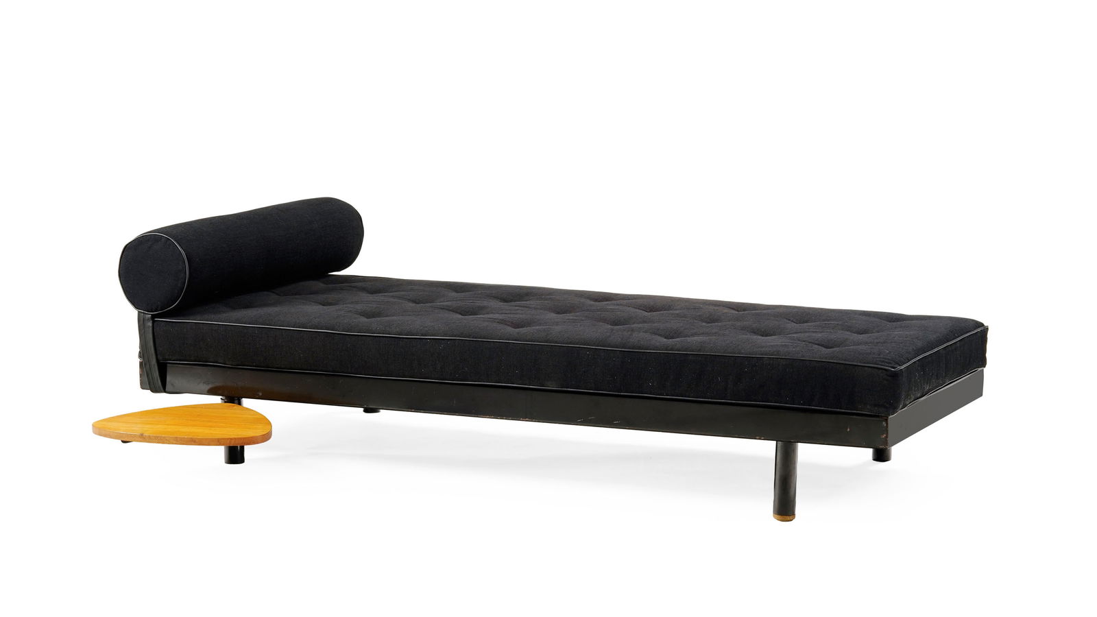 Lit SCAL n°450 à tablette pivotante par Jean Prouvé (1901-1984) & Charlotte Perriand : Lit SCAL n°450 à tablette pivotante par Jean Prouvé (1901-1984) & Charlotte Perriand (1903-1999), en tôle d’acier laquée noire, bois et tissu noir, modèle cr