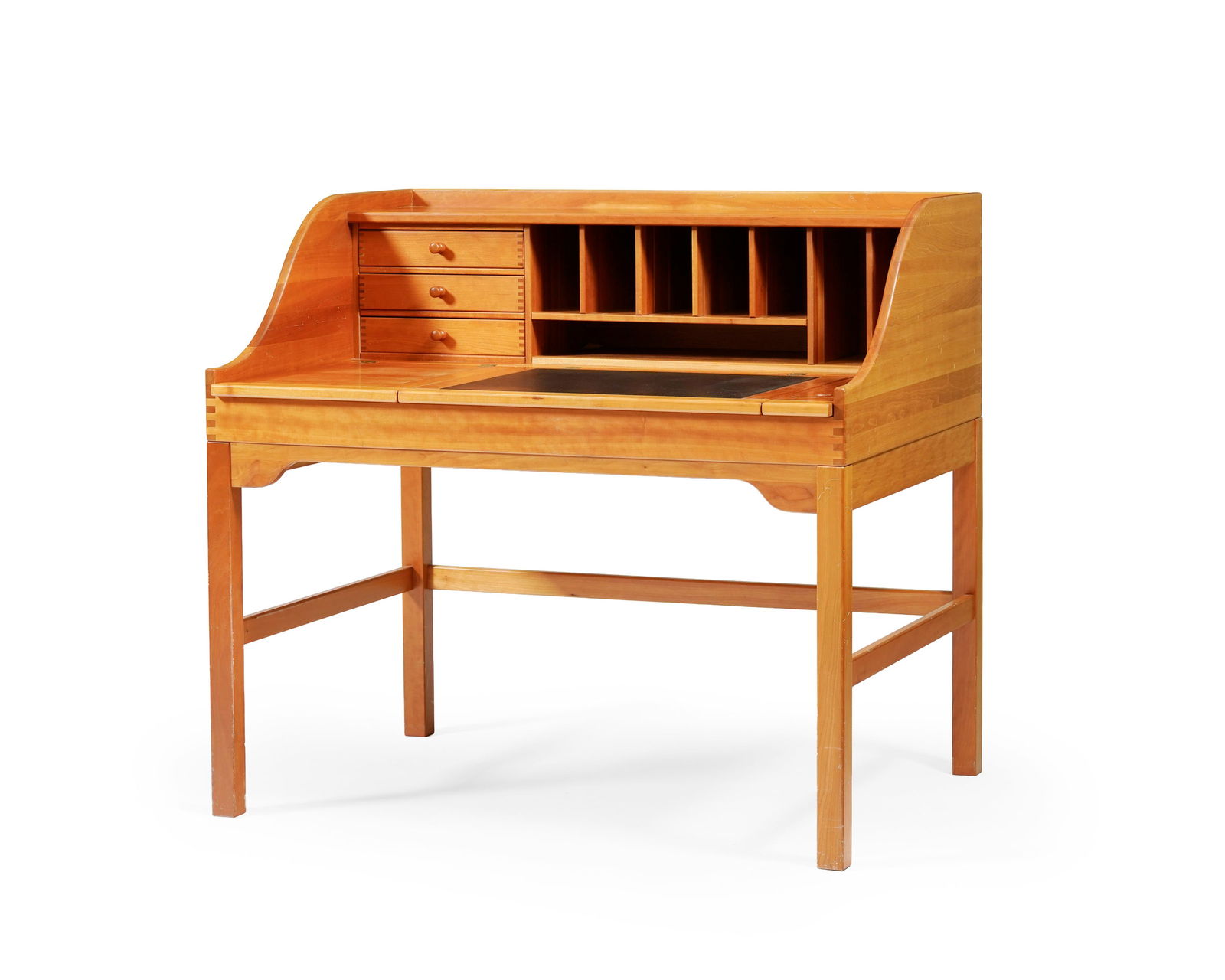 Bureau par Andreas Hansen, Danemark, édition Form 75, en pin, gradin à casiers et ouvrant : Bureau par Andreas Hansen, Danemark, édition Form 75, en pin, gradin à casiers et ouvrant par trois tiroirs, plateau ouvrant par deux abattants dont un garni de similicuir noir et un