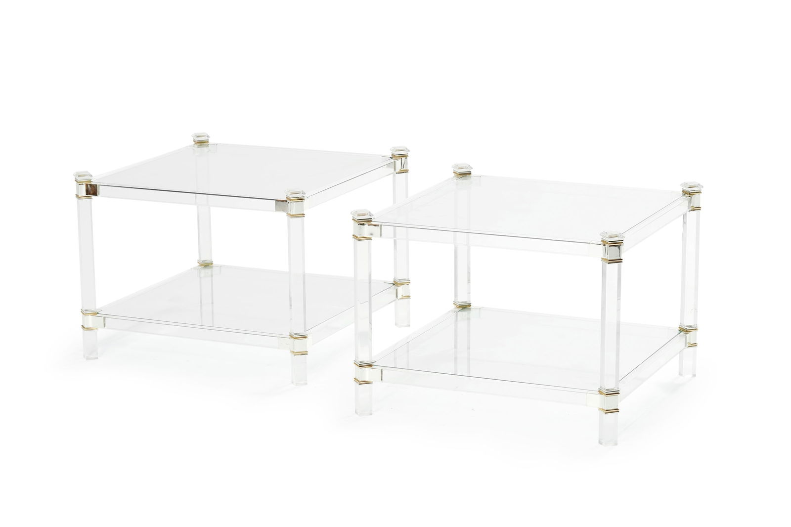 Paire de bouts de canapé, XXe s., structure en plexiglas, métal chromé et doré, : Paire de bouts de canapé, XXe s., structure en plexiglas, métal chromé et doré, plateaux en verre, 