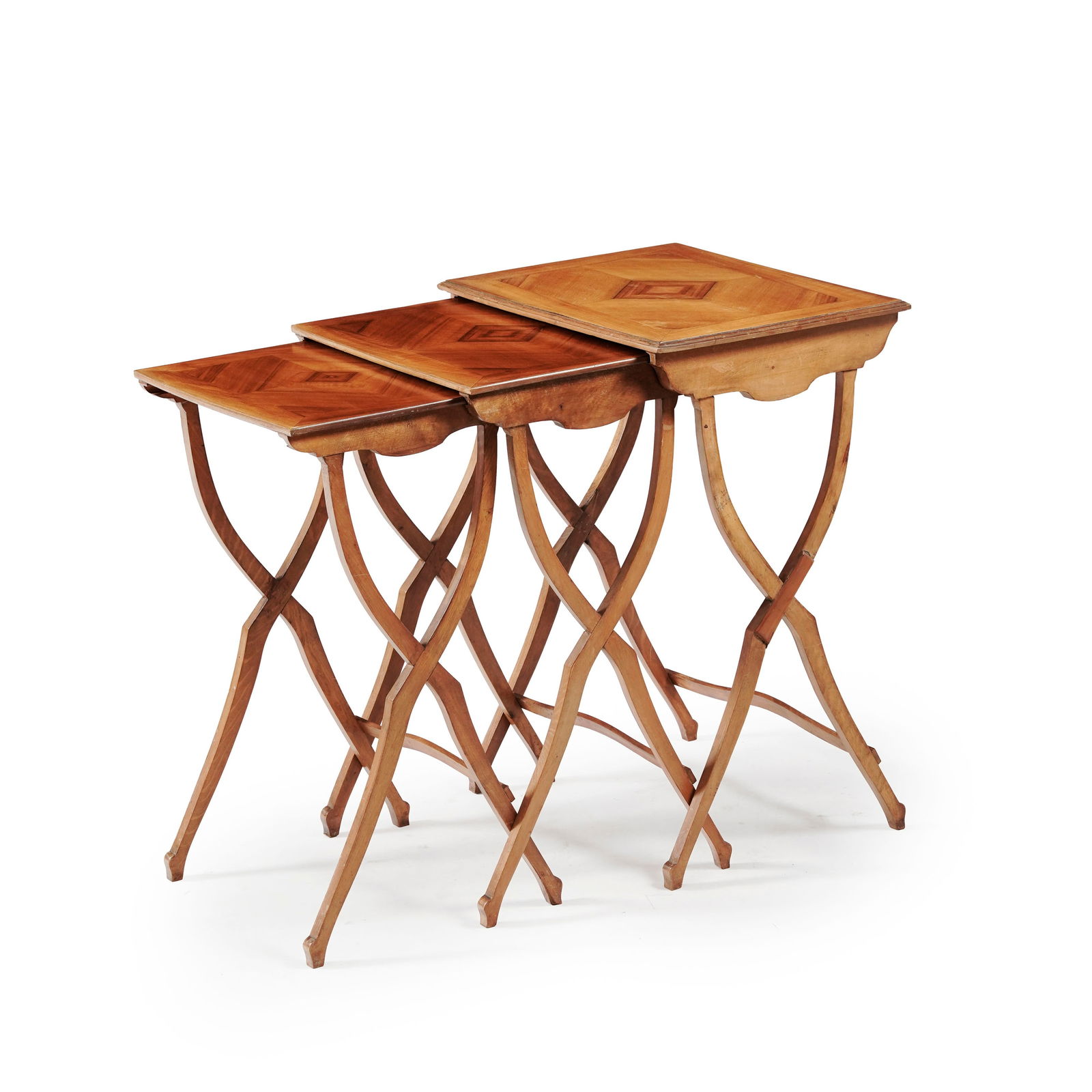 Suite de trois tables gigognes, XXe s., en placage d'acajou, plateau reposant sur un piètement  (1 of 2)