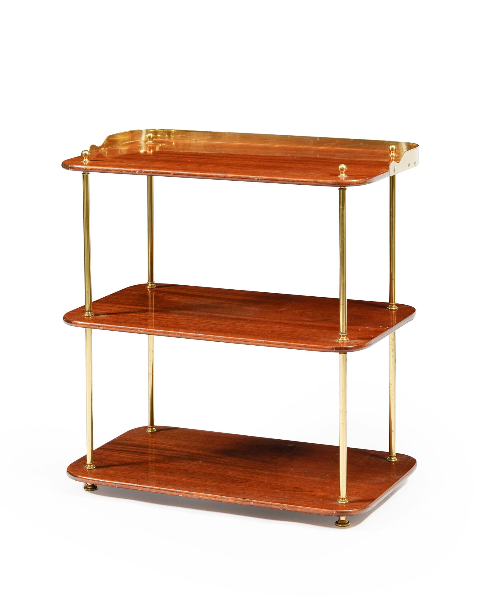 Desserte, XXe s., en laiton, acajou et placage d'acajou, montants entretoisés par trois plateau: Desserte, XXe s., en laiton, acajou et placage d'acajou, montants entretoisés par trois plateaux, Conditionrayures, marques et présence d'impacts sur les plateaux taches sur le laiton 