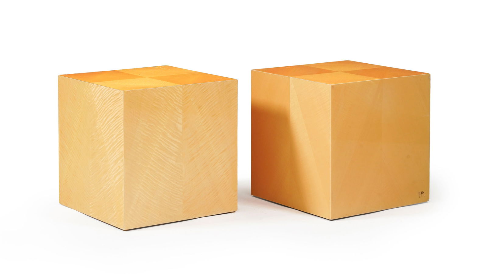 Paire de bouts de canapé par Jean-Claude Mahey (né en 1944), XXIe s., en placage de bois f (1 of 2)