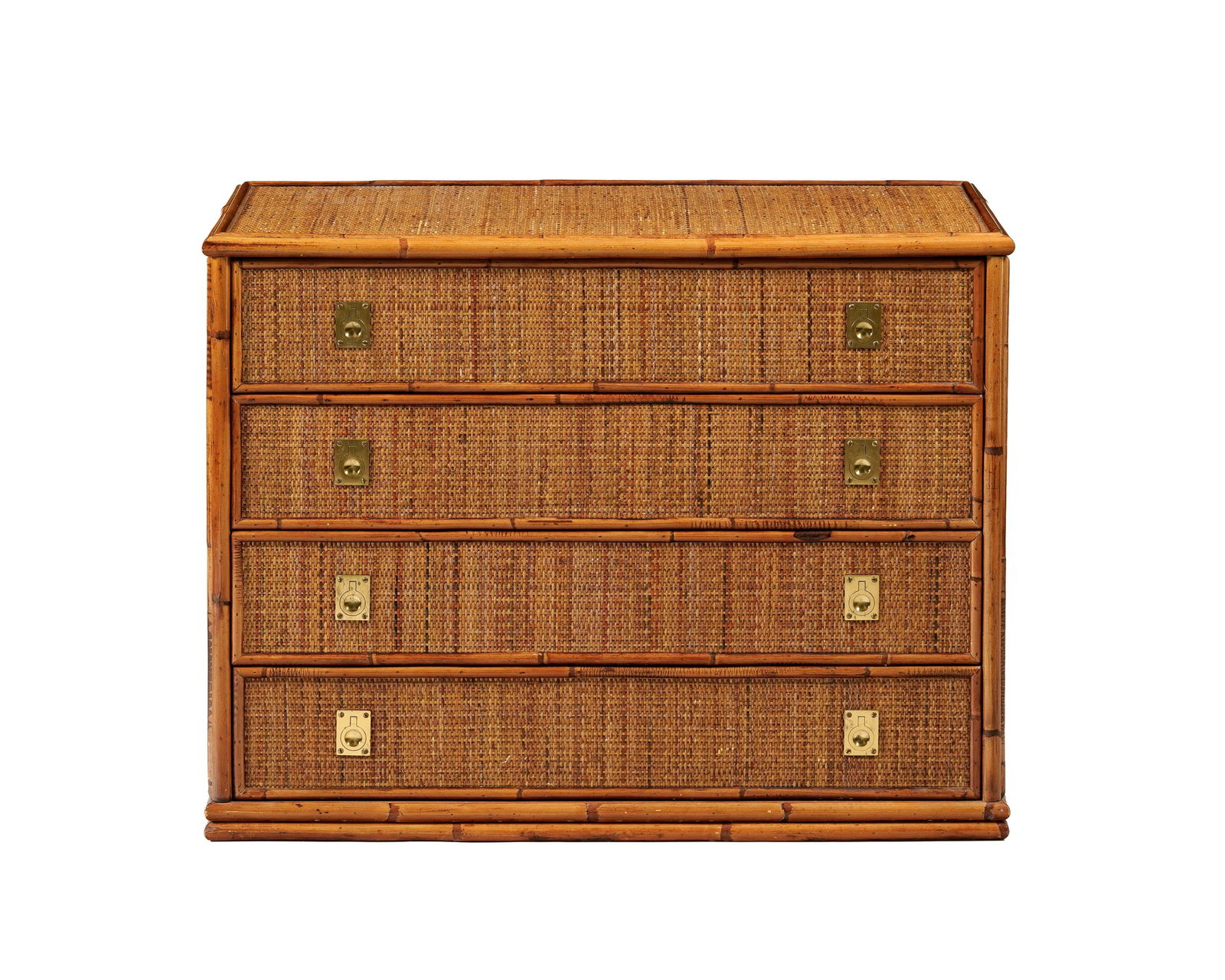 Commode attribuée à la maison Dal Vera, XXe s., en bambou et rotin, ouvrant en façade: Commode attribuée à la maison Dal Vera, XXe s., en bambou et rotin, ouvrant en façade par quatre tiroirs aux poignées de tirage en laiton, 77x101x49 cm Conditiontiroirs difficiles