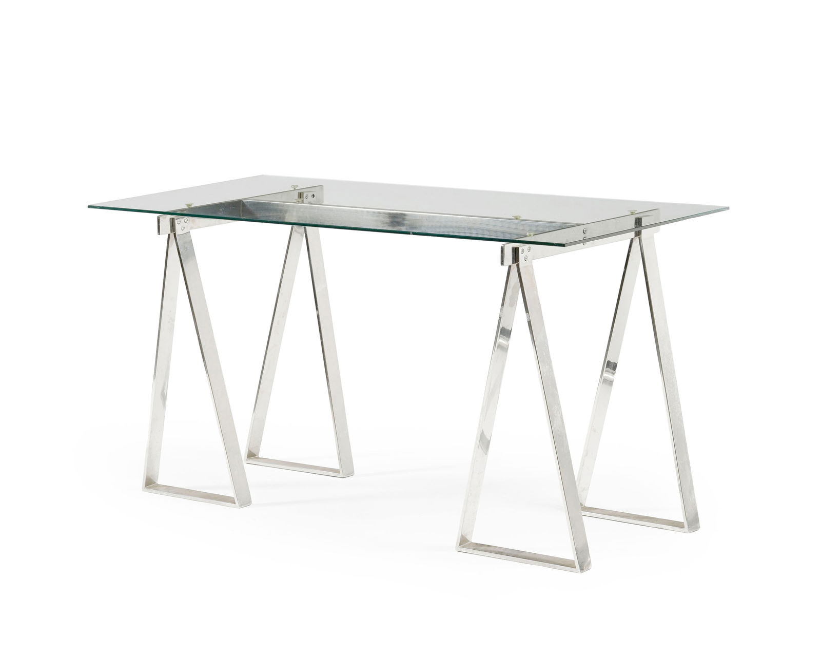 Bureau, XXIe s., plateau en verre reposant sur deux tréteaux en métal chromé et reli&: Bureau, XXIe s., plateau en verre reposant sur deux tréteaux en métal chromé et reliés par une entretoise, 76x150x65 cm Conditionéclats et rayures sur le plateau en verre 