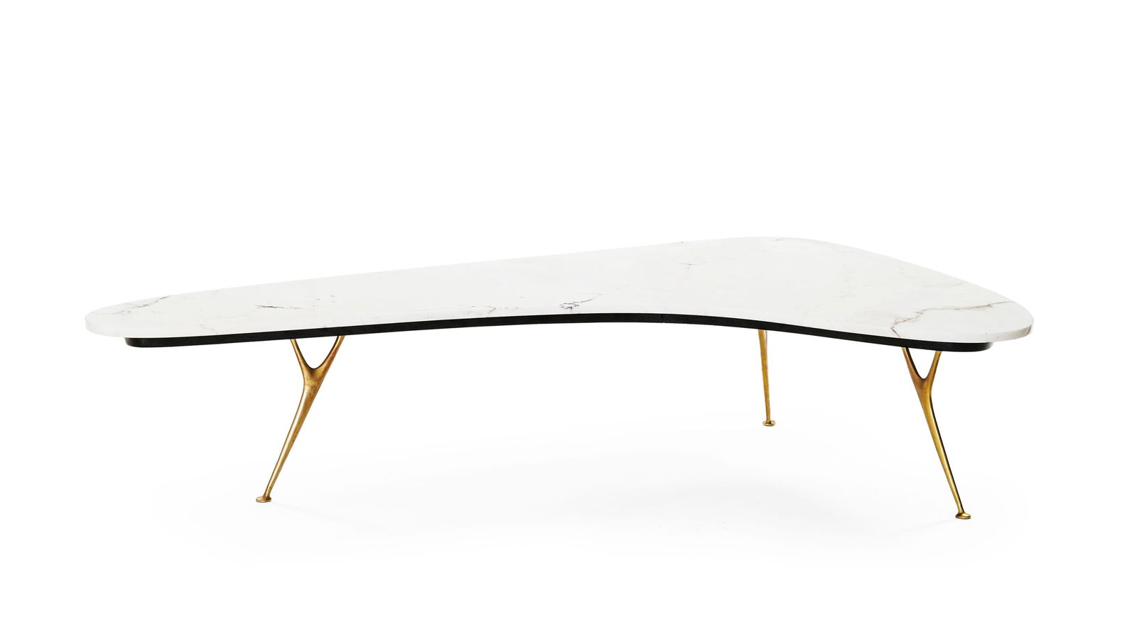 Table basse, XXe s., plateau en marbre blanc de forme mouvementée reposant sur trois pieds en m: Table basse, XXe s., plateau en marbre blanc de forme mouvementée reposant sur trois pieds en métal doré, 44x197x107 cm