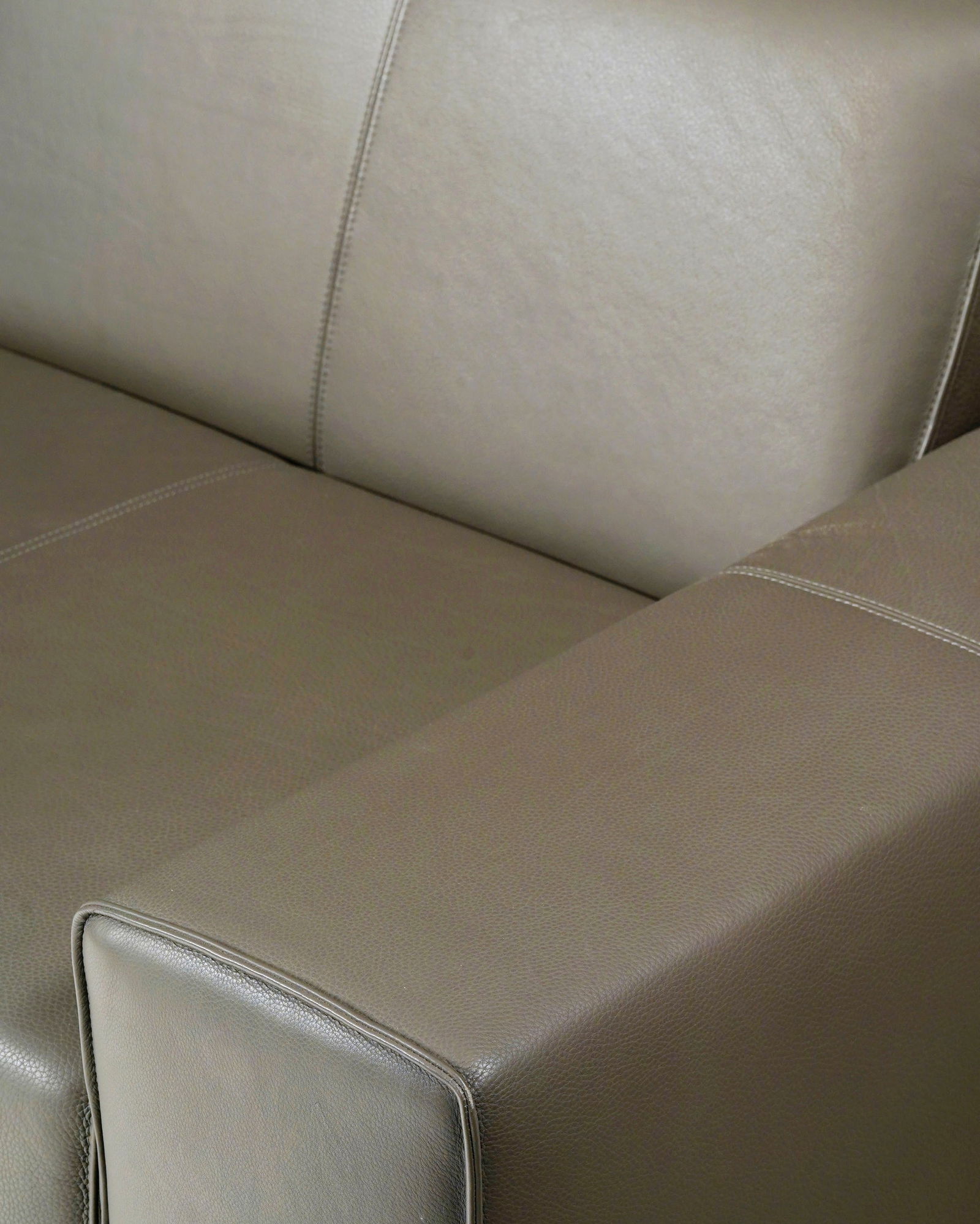Canapé deux places, XXIe s., à garniture en cuir gris, long. 230 cm - 2