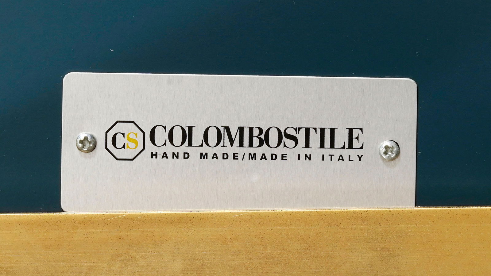 Guéridon par la maison Colombostile, Italie, XXIe s., en métal doré, à montants  - 4