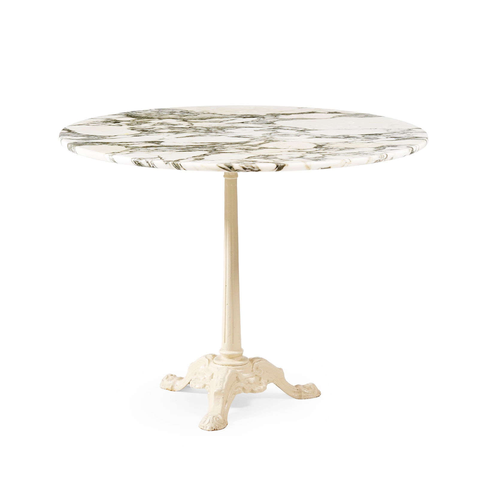 Table de bistrot, XXe s., à plateau circulaire en marbre reposant sur un fût central tripo: Table de bistrot, XXe s., à plateau circulaire en marbre reposant sur un fût central tripode en fonte d'aluminium laqué blanc, h. 73 cm, diam. 96 cm Condition taches et rayures sur le p