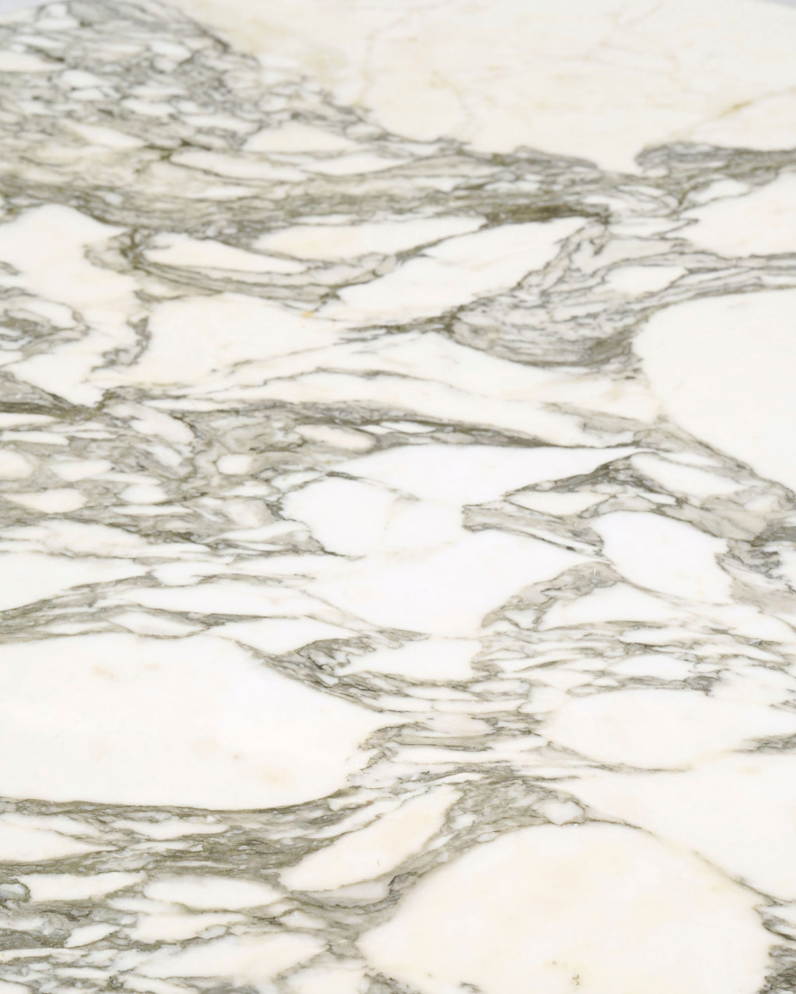 Table de bistrot, XXe s., à plateau circulaire en marbre reposant sur un fût central tripo - 2