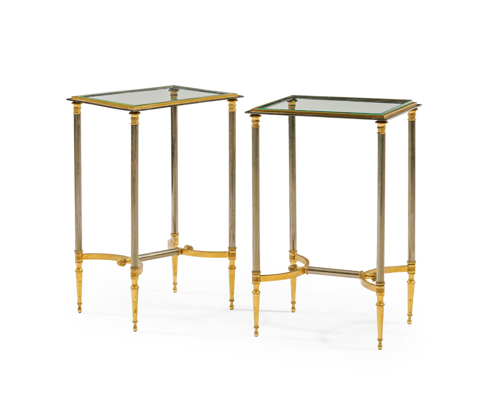 Paire de bouts de canapé, XXe s., en acier et laiton, plateau en verre, montants reliés pa (1 of 2)