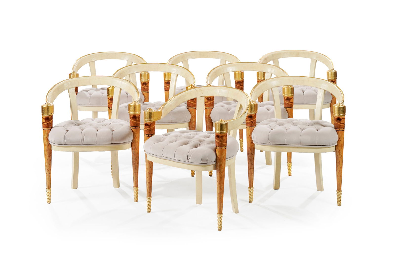 Suite de 8 fauteuils attribués à Carlo Rampazzi (né en 1949), en bois teinté cr&: Suite de 8 fauteuils attribués à Carlo Rampazzi (né en 1949), en bois teinté crème et doré, pieds en placage de bois de loupe et marqueterie de losanges et motifs gé