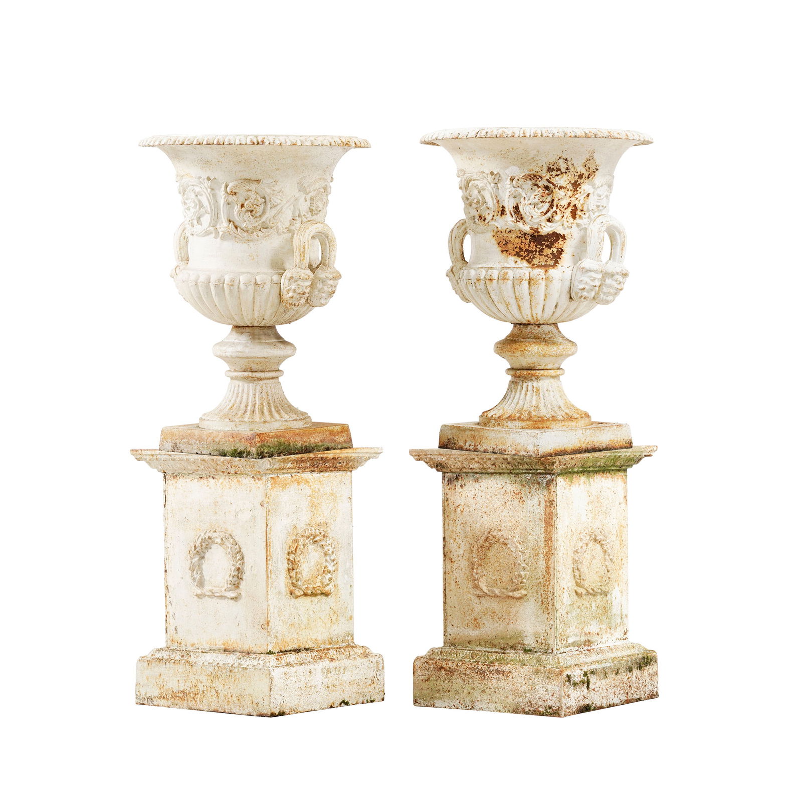 Paire de vases de jardin, XXe s., de forme Medicis, en fonte peinte blanche à décor de rin: Paire de vases de jardin, XXe s., de forme Medicis, en fonte peinte blanche à décor de rinceaux, base à section carrée ornée de couronnes de lauriers, h. du vase: 76 cm, h.