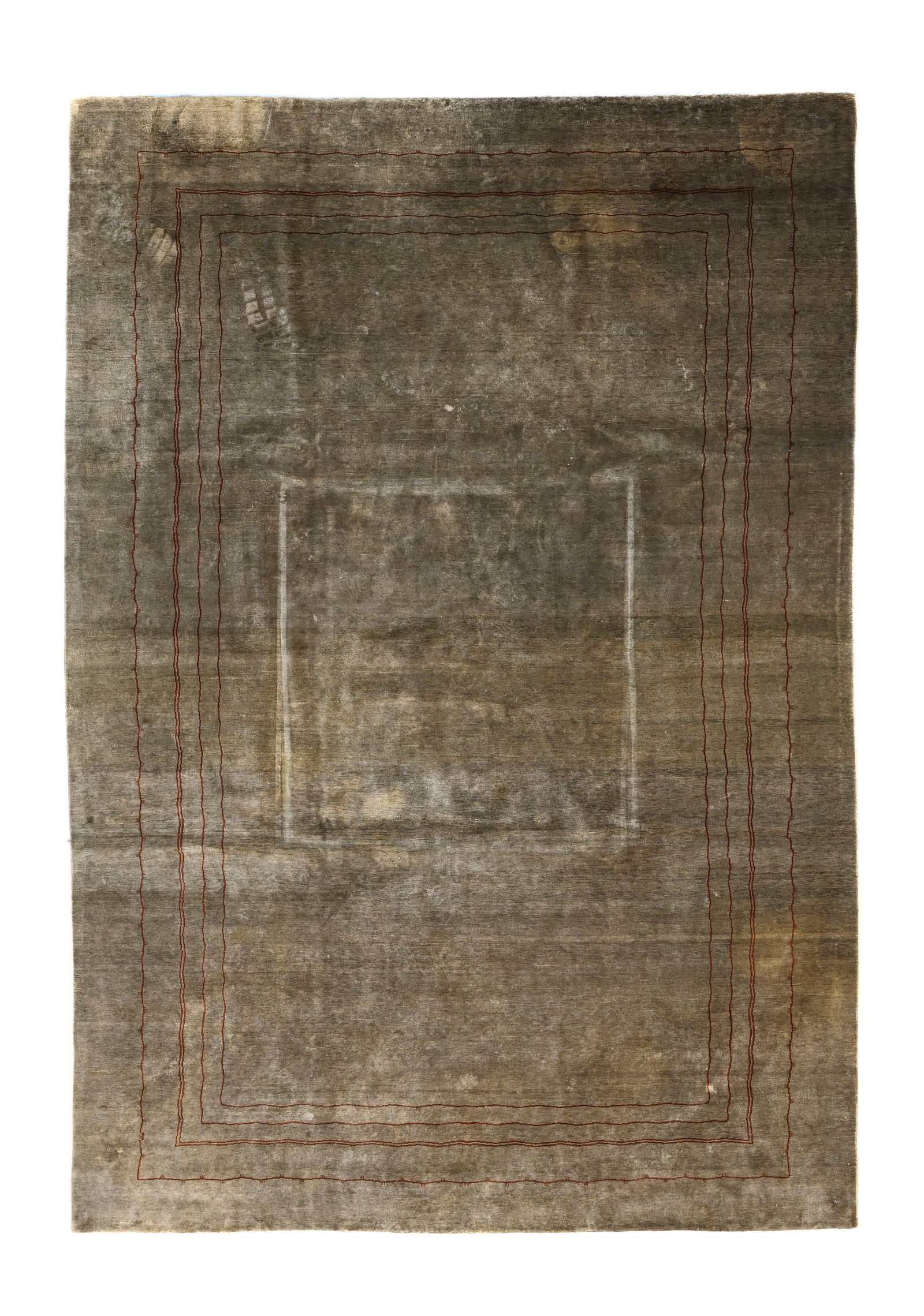 Tapis en soie, XXIe s., à décor de lignes rouges sur fond uni beige, 224x312 cm: Tapis en soie, XXIe s., à décor de lignes rouges sur fond uni beige, 224x312 cm ConditionPlusieurs taches Velours écrasé sur certaines zones dû à la présence