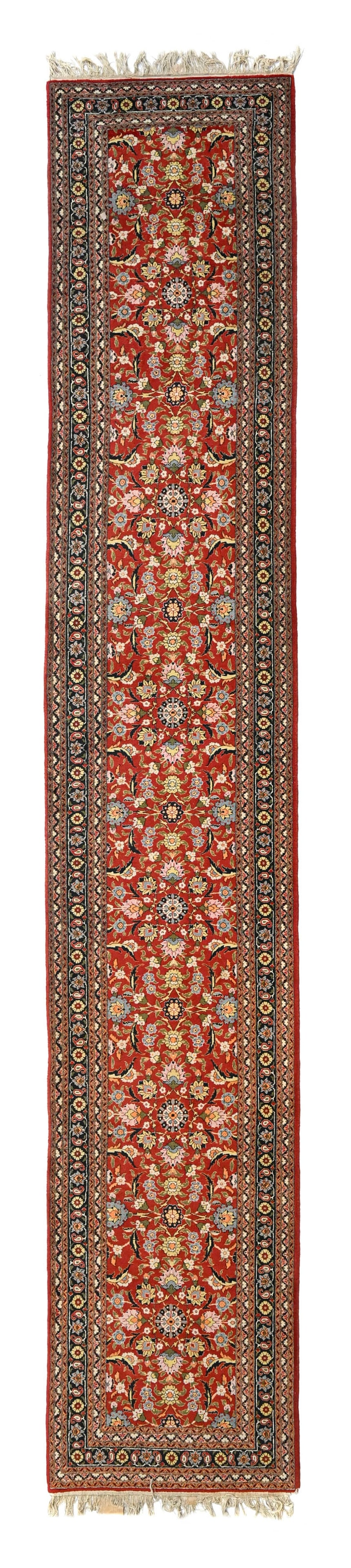 Tapis de passage Hereke, Turquie, 2ème moitié du XXe s., à champ central rouge parsem: Tapis de passage Hereke, Turquie, 2ème moitié du XXe s., à champ central rouge parsemé de fleurs et de feuilles, bordure bleu marine ornée de fleurs et de botehs, 98x560