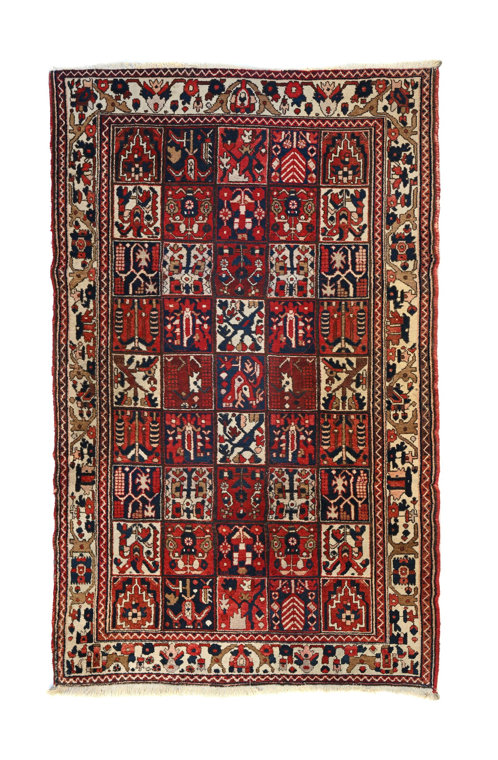 Tapis Bakhtiar, Iran, 2ème moitié du XXe s., à décor de fleurs et d'arbres styli (1 of 1)