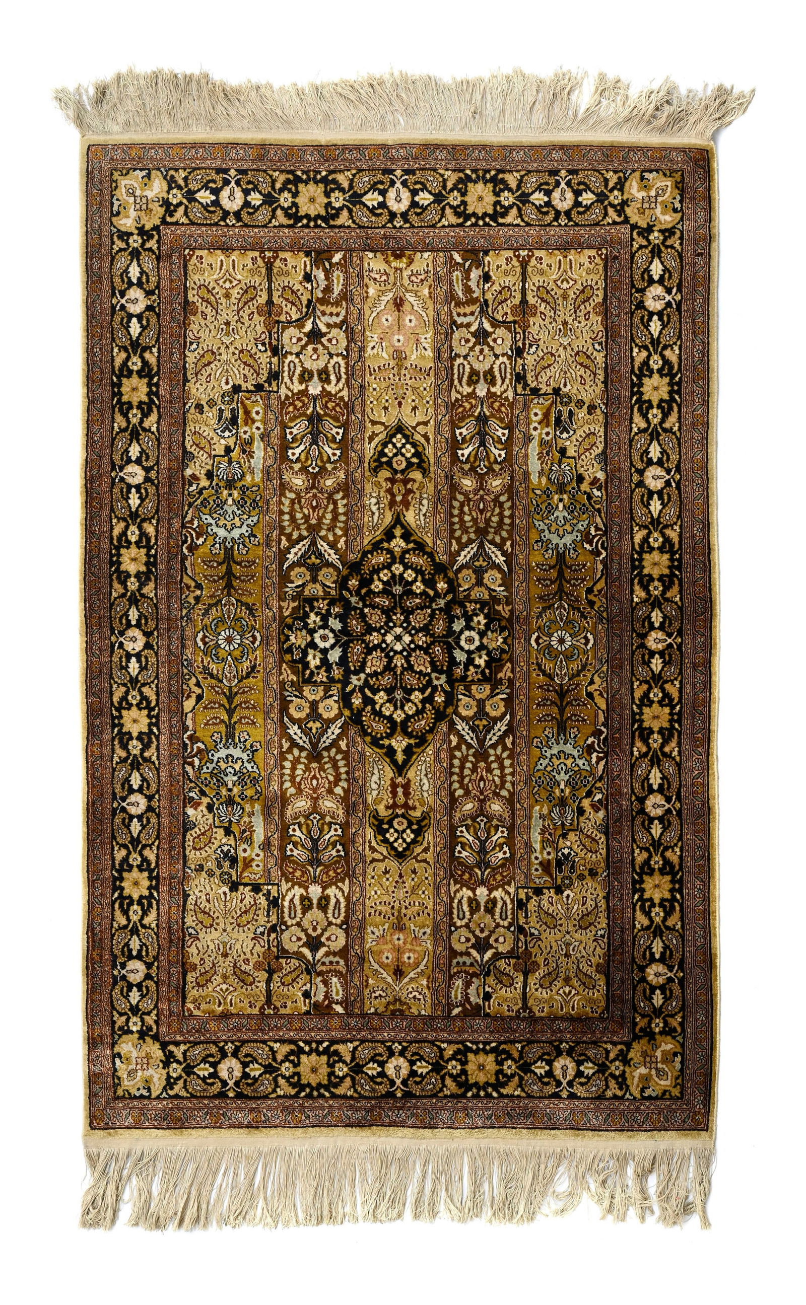 Tapis en soie, Cachemire, 2ème moitié du XXe s., à médaillon central noir sur fo (1 of 1)