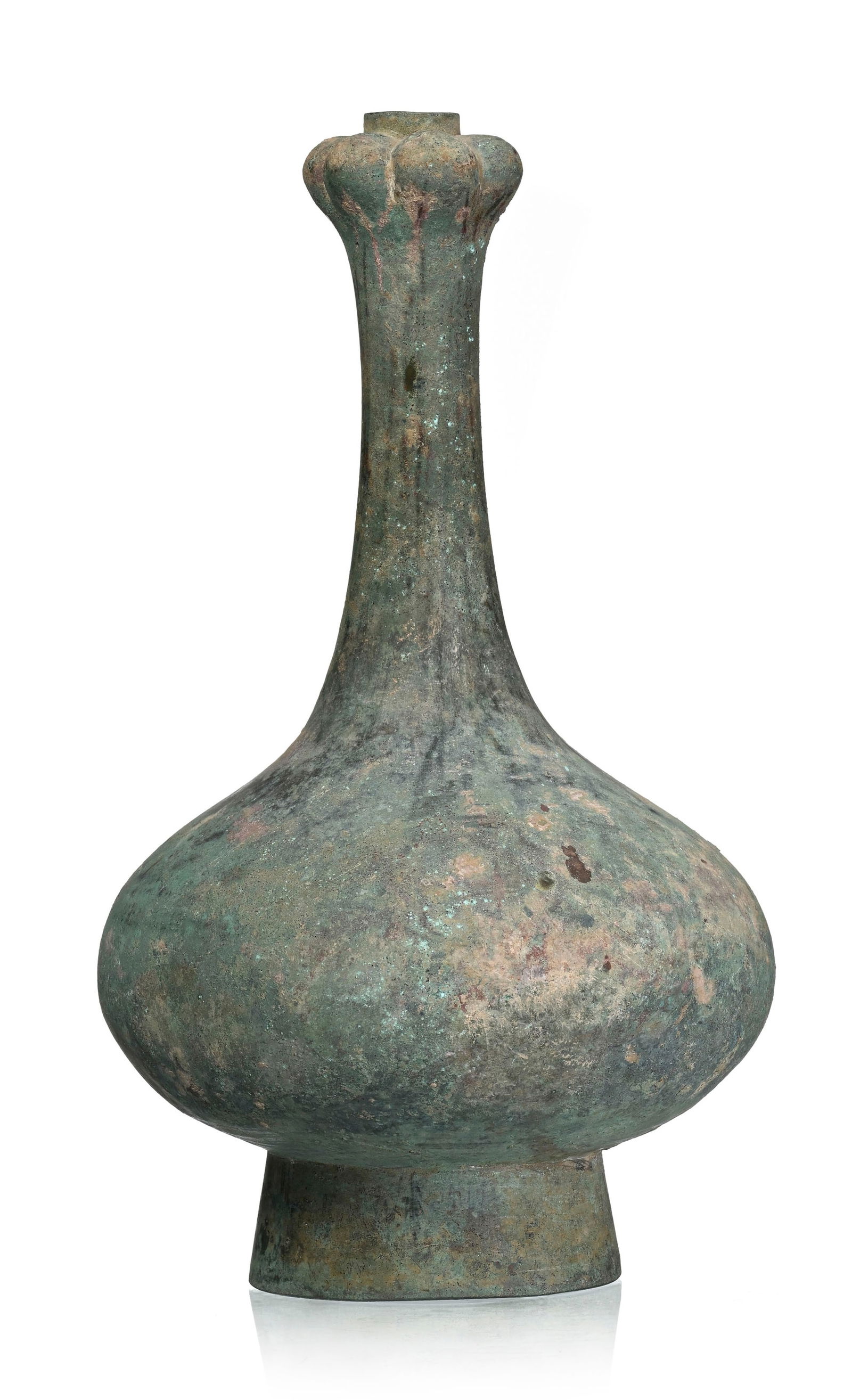 Vase tianqiuping en bronze avec col en forme de gousse d'ail, Chine, dynastie Han, h. 39 cm, 2392g : Vase tianqiuping en bronze avec col en forme de gousse d'ail, Chine, dynastie Han, h. 39 cm, 2392g Certificat de Artcade Gallery par Corinne Van der Kindere, Paris, 20 septembre 2005, attestan