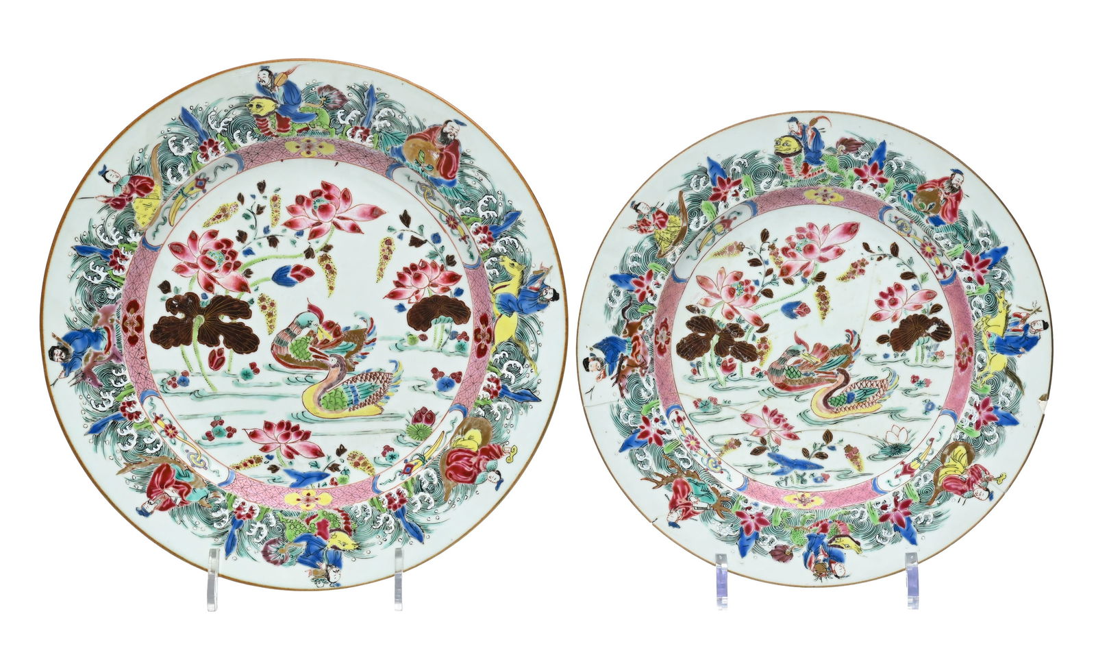 Plat en porcelaine famille rose, Chine, XVIIIe s., centre orné de canards mandarins parmi des l (1 of 4)