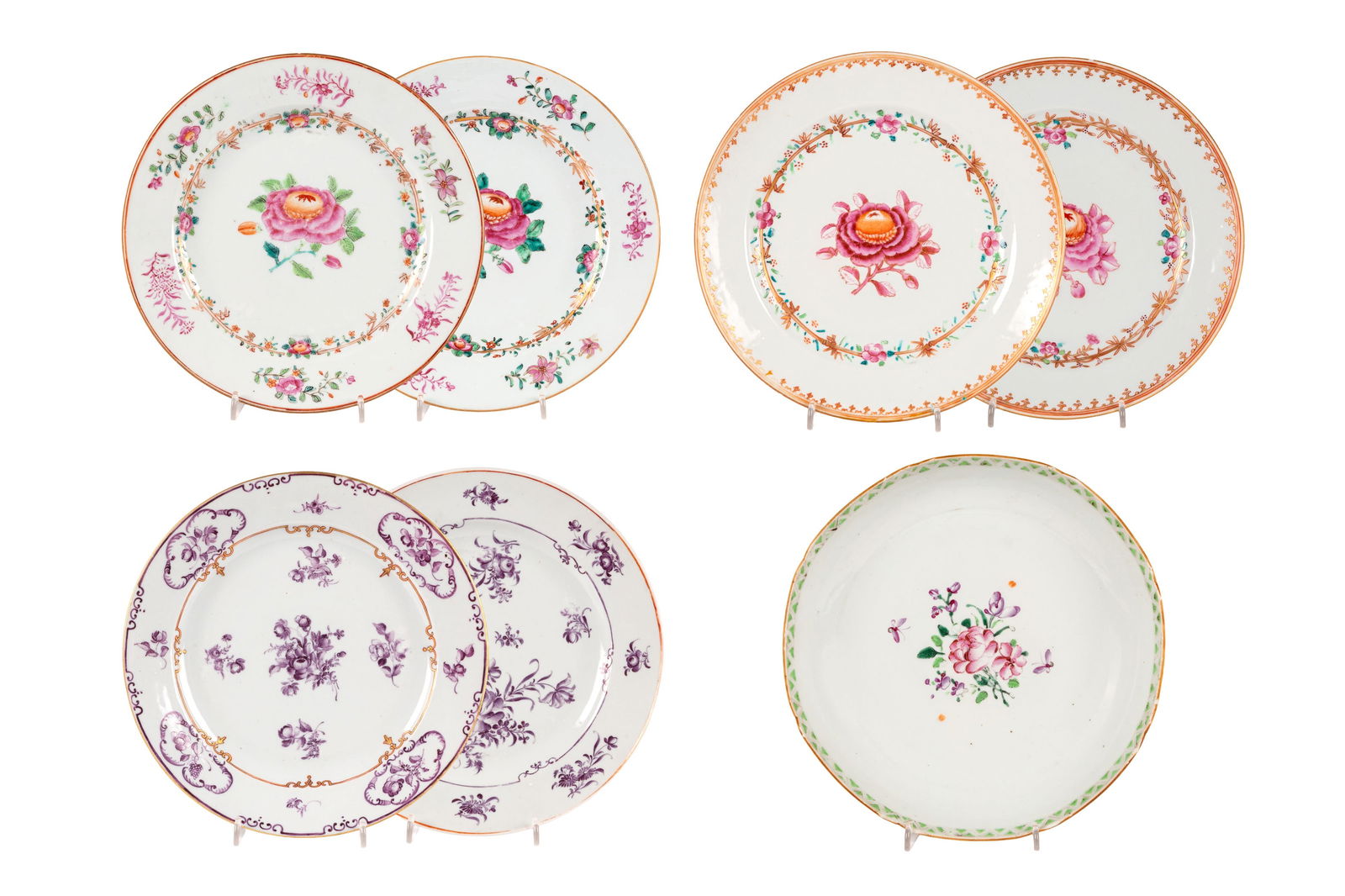 Ensemble de 6 assiettes et 1 plat creux en porcelaine, Chine, dynastie Qing, comprenant: 4 assiettes: Ensemble de 6 assiettes et 1 plat creux en porcelaine, Chine, dynastie Qing, comprenant: 4 assiettes famille rose au décor similaire de fleur centrale entourée de cerclages de bambous,