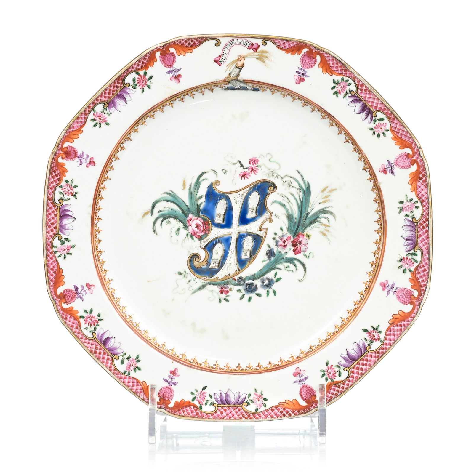 Assiette octogonale en porcelaine famille rose portant les armoiries de Samuel Ryland, Chine, XVIIIe: Assiette octogonale en porcelaine famille rose portant les armoiries de Samuel Ryland, Chine, XVIIIe s., les armoiries entourées de bottes de fleurs, marli orné de fleurs et motifs