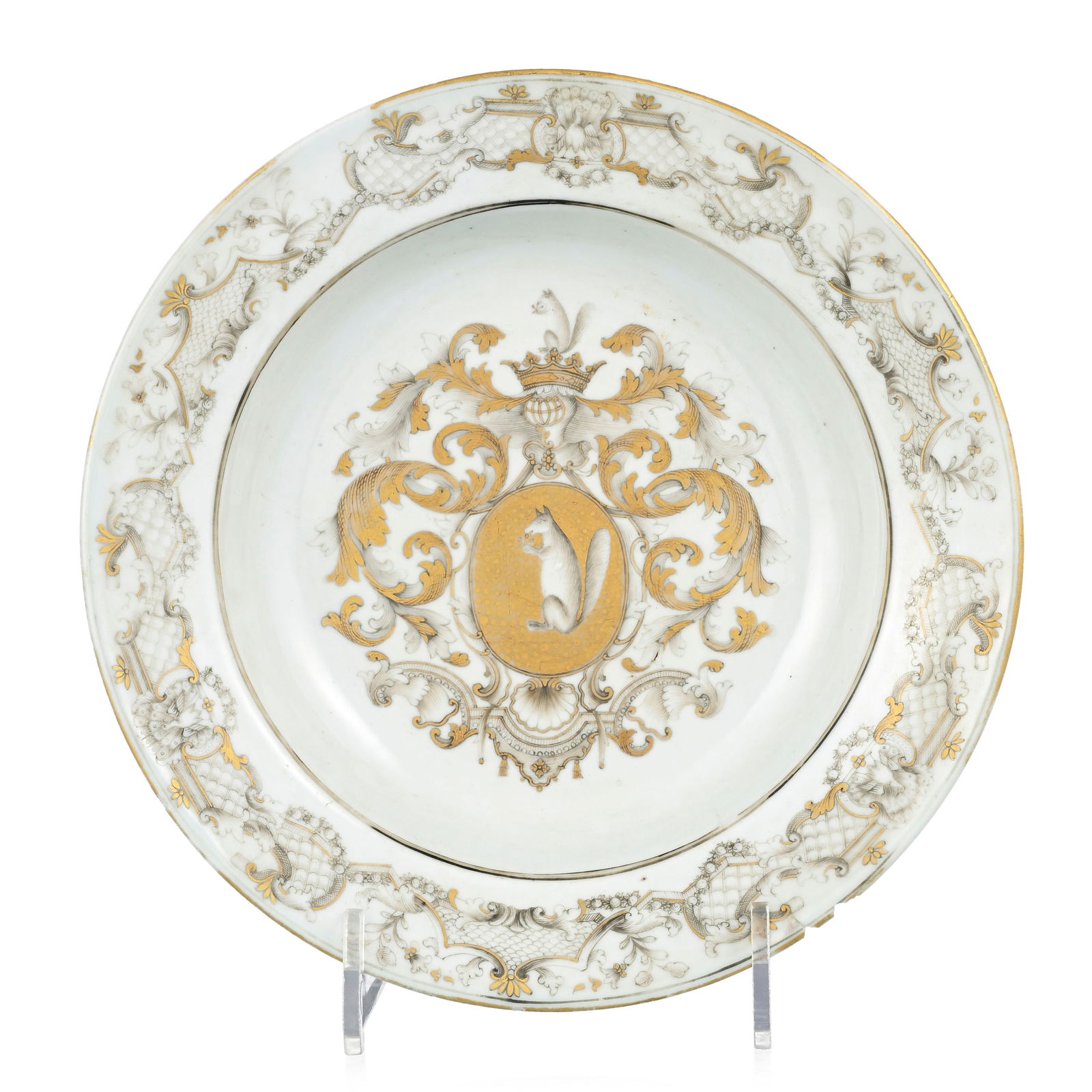 Assiette en porcelaine or et grisaille portant les armoiries Sichterman, Chine, XVIIIe s., ca 1740,  (1 of 3)