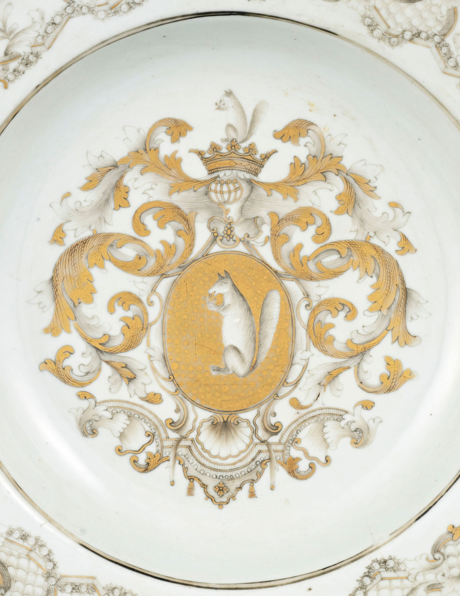 Assiette en porcelaine or et grisaille portant les armoiries Sichterman, Chine, XVIIIe s., ca 1740,  - 2