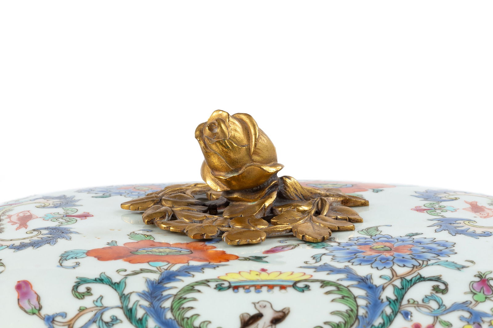 Terrine couverte et son présentoir en porcelaine, Chine, XVIIIe s., décor dit "à la P - 5