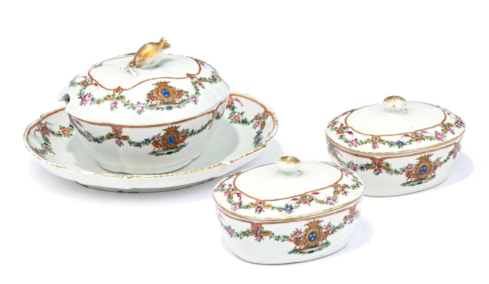 Partie de service comprenant 1 petite soupière, 2 petites terrines et 1 présentoir en porc: Partie de service comprenant 1 petite soupière, 2 petites terrines et 1 présentoir en porcelaine famille rose, Chine, XVIIIe s., chaque pièce portant les armoiries de Alexandre-Jean