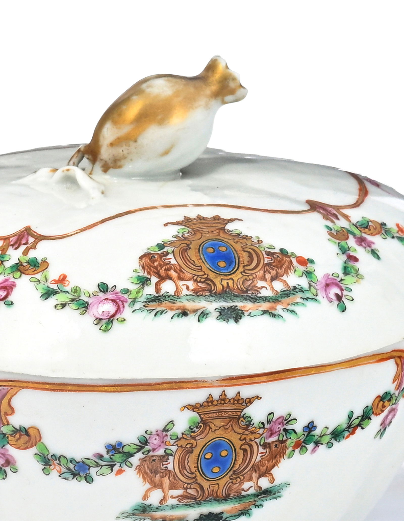 Partie de service comprenant 1 petite soupière, 2 petites terrines et 1 présentoir en porc - 3