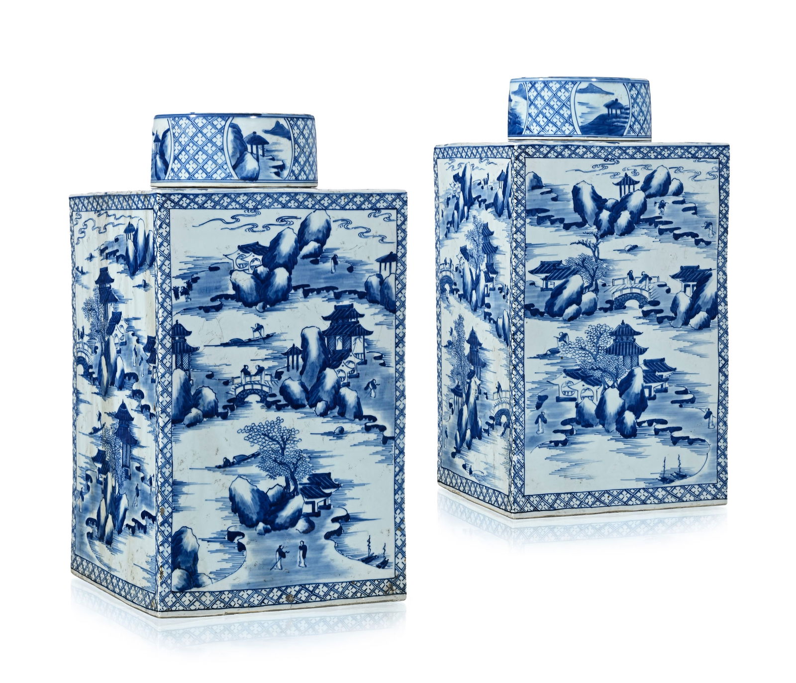 Paire de monumentales boîtes à thé rectangulaires en porcelaine, Chine, dynastie Qing: Paire de monumentales boîtes à thé rectangulaires en porcelaine, Chine, dynastie Qing, décor en bleu de paysages animés dans des cartouches sur fond de motifs