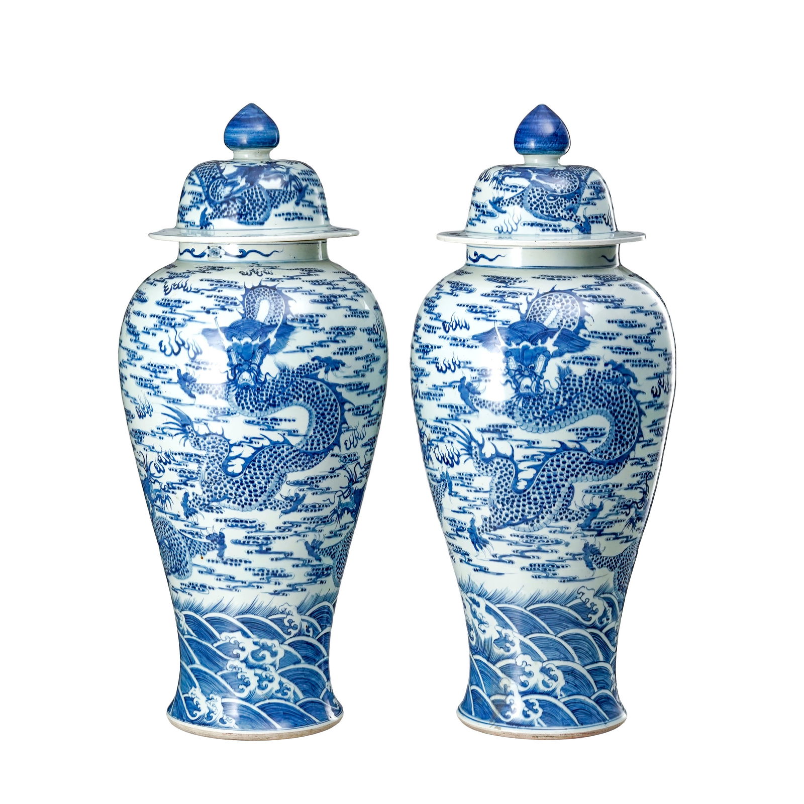 2 grands vases couverts en porcelaine, Chine, XXe s., décor en bleu de dragons chassant la perl (1 of 9)