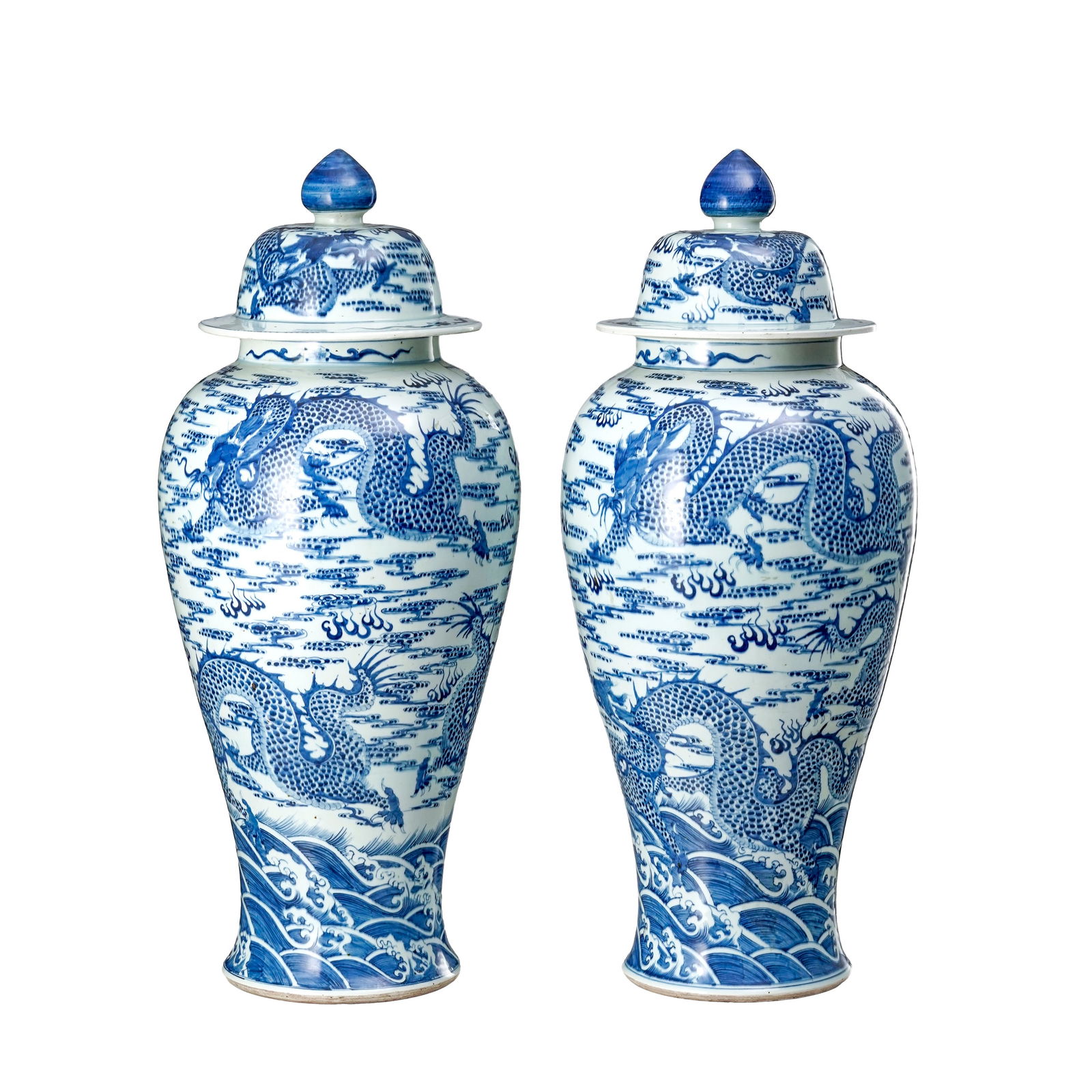 2 grands vases couverts en porcelaine, Chine, XXe s., décor en bleu de dragons chassant la perl - 2