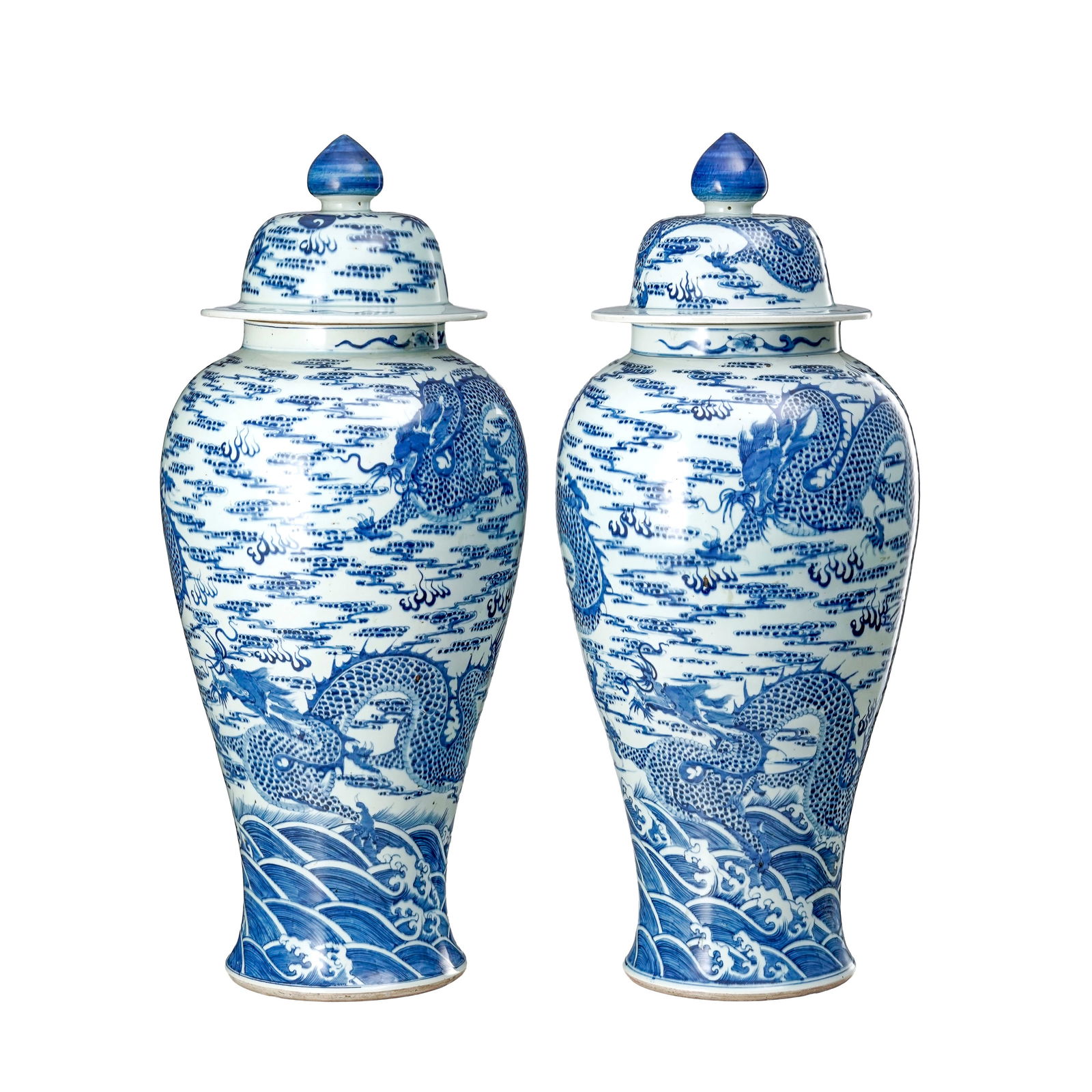 2 grands vases couverts en porcelaine, Chine, XXe s., décor en bleu de dragons chassant la perl - 3