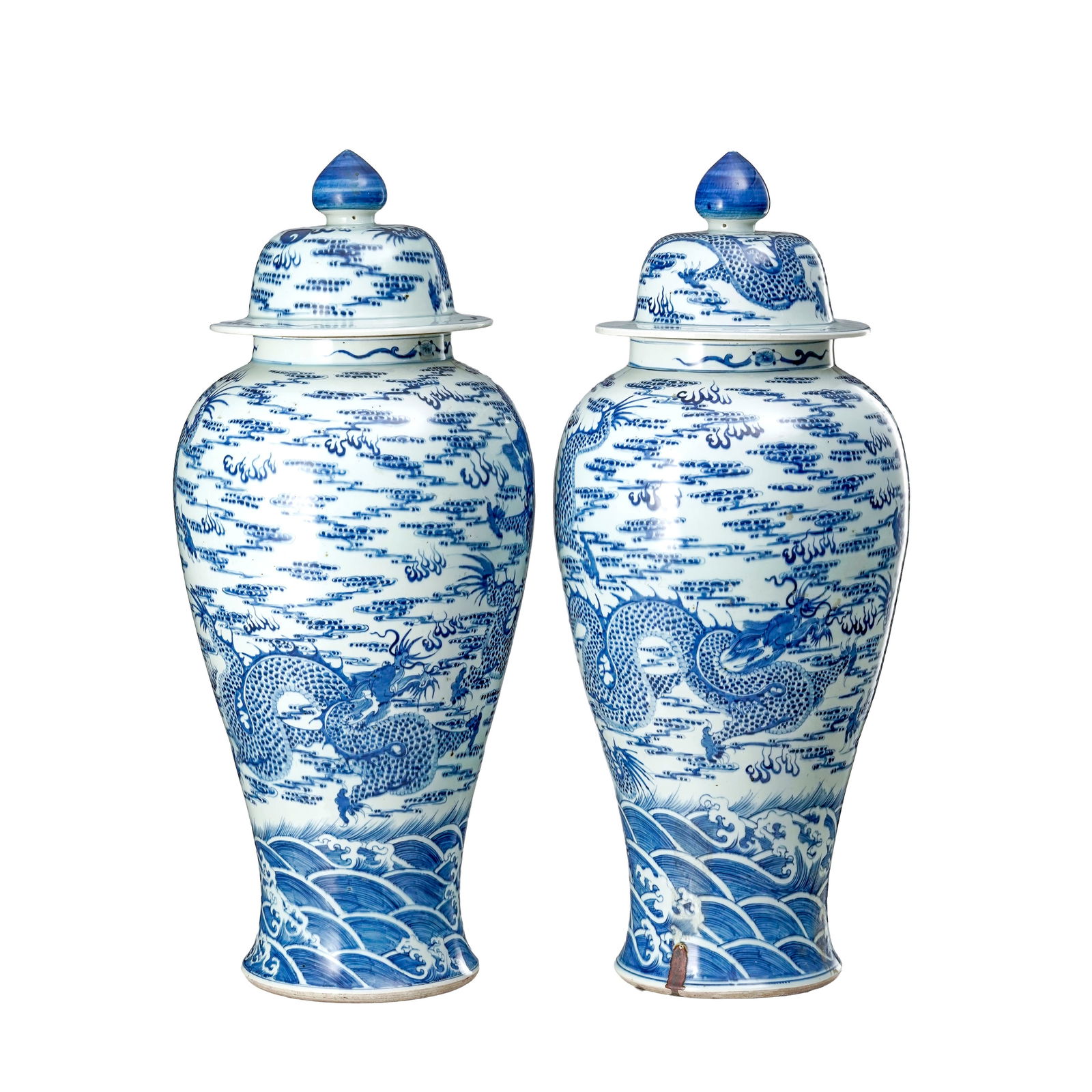 2 grands vases couverts en porcelaine, Chine, XXe s., décor en bleu de dragons chassant la perl - 4