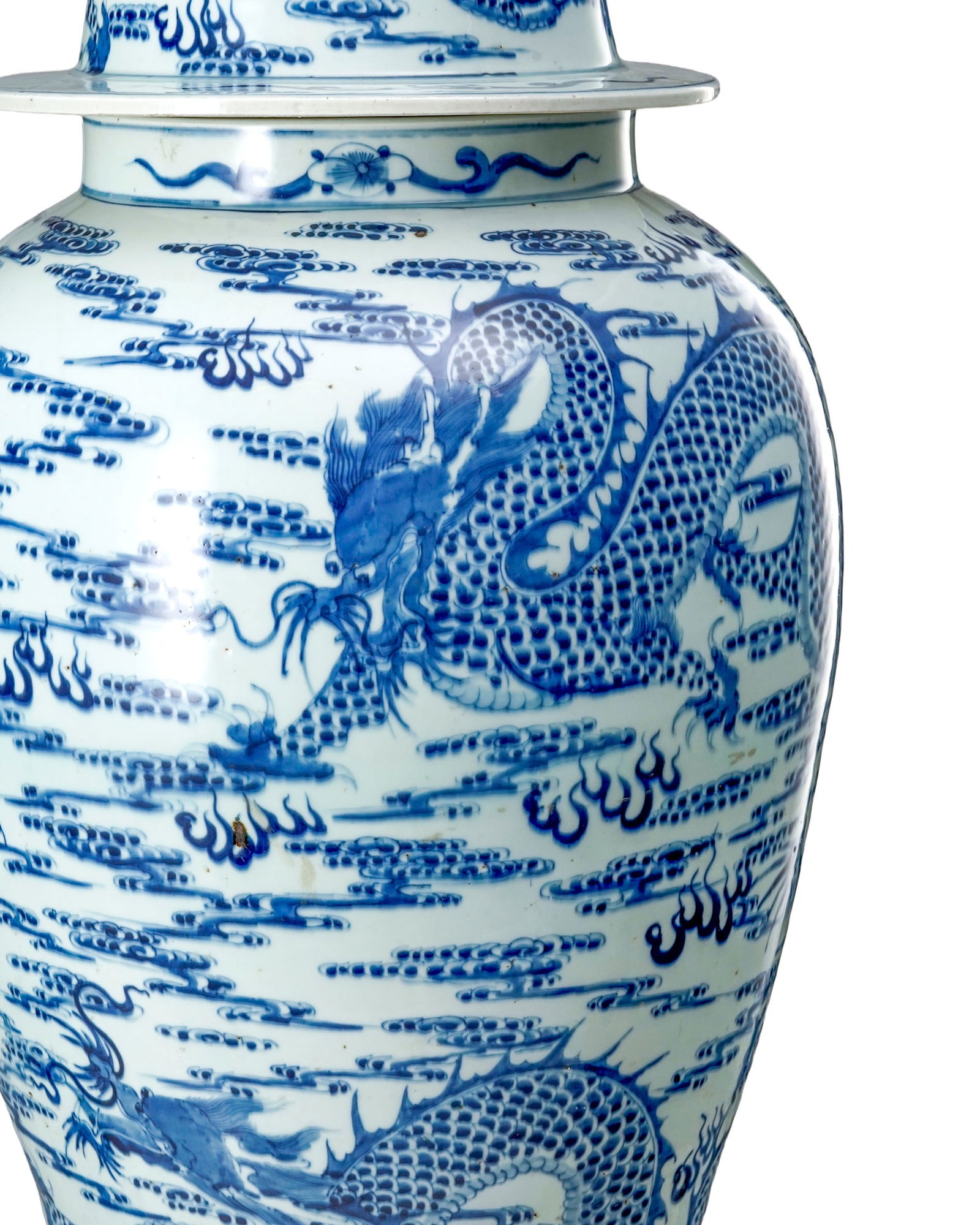 2 grands vases couverts en porcelaine, Chine, XXe s., décor en bleu de dragons chassant la perl - 6