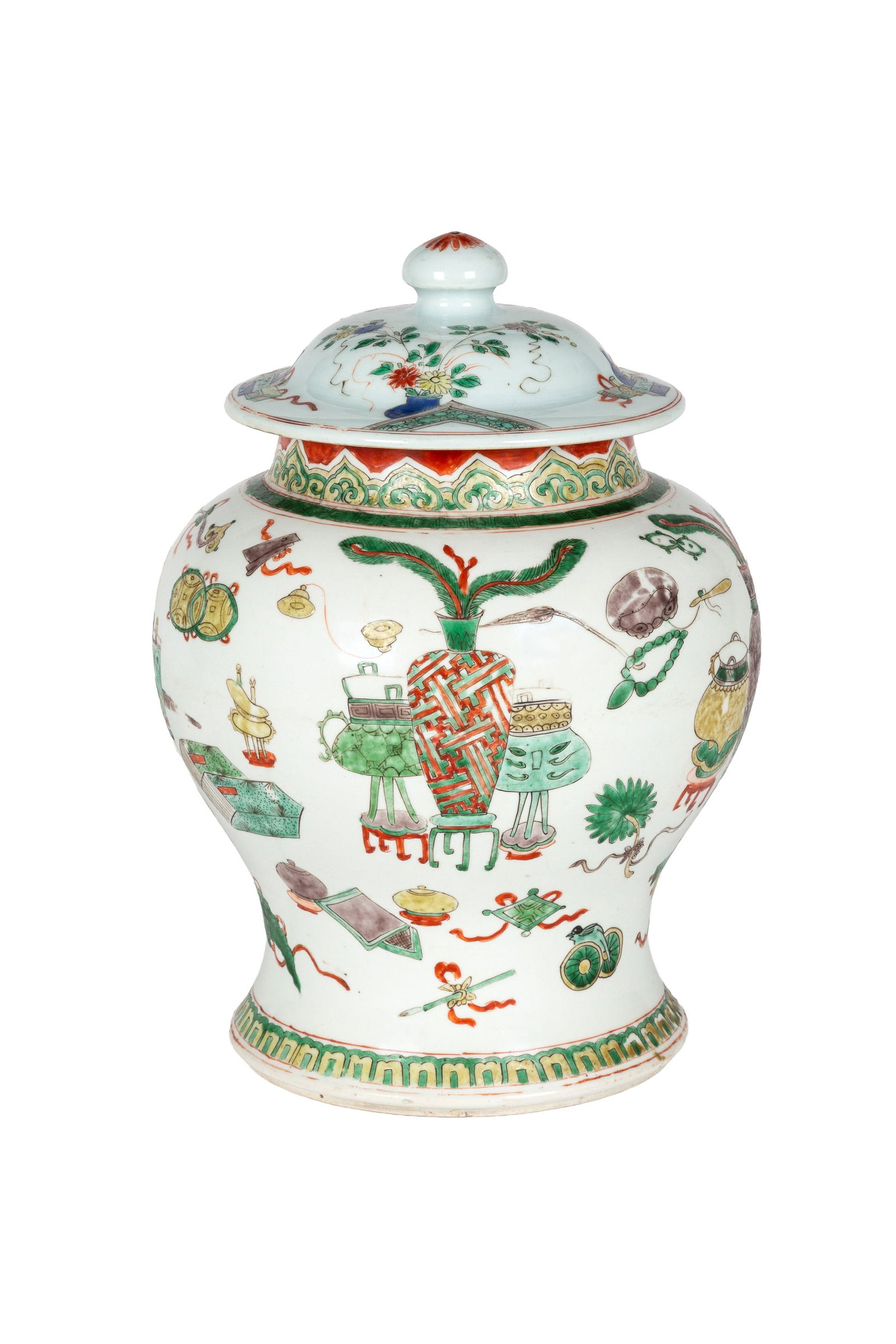 Vase couvert en porcelaine famille verte, Chine, dynastie Qing, décor d'objets de lettrés : Vase couvert en porcelaine famille verte, Chine, dynastie Qing, décor d'objets de lettrés et de bêtes mythologiques, h. 31 cm (couvercle dépareillé) (fêlures) A famille