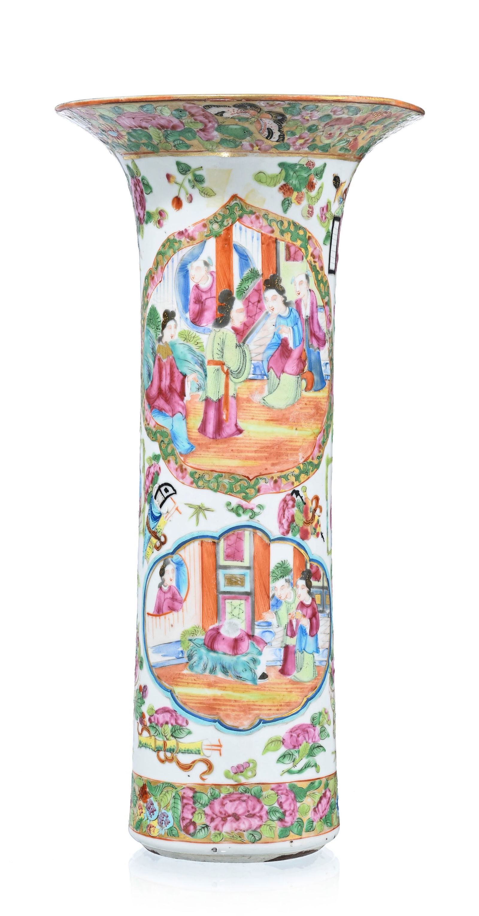 Vase cornet en porcelaine "Rose Medallion", Chine, Canton, XIX-XXe s., décor de personnages dan: Vase cornet en porcelaine "Rose Medallion", Chine, Canton, XIX-XXe s., décor de personnages dans des cartouches sur fond de fleurs, objets précieux, fruits et insectes, h. 28,5 cm A