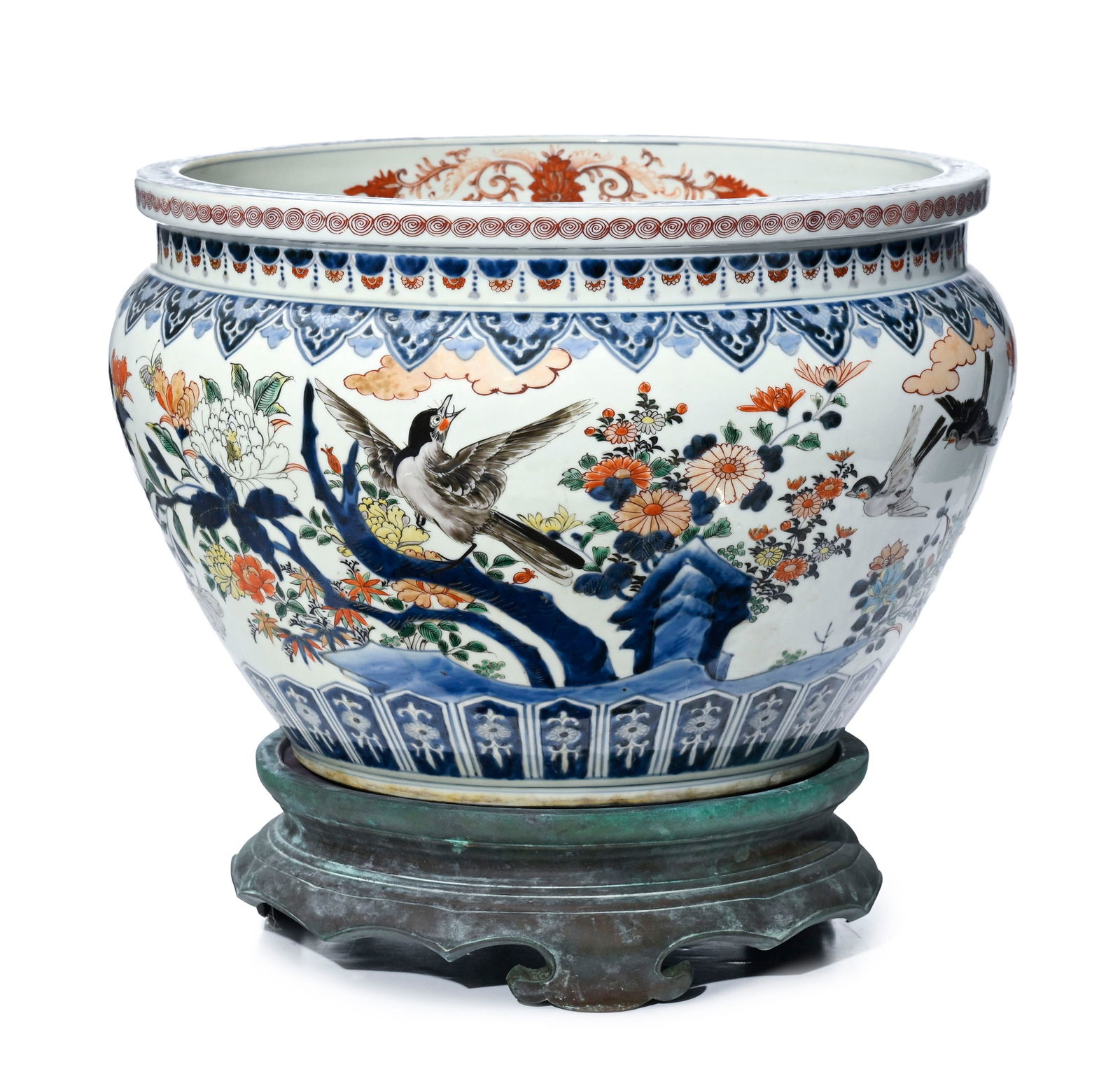 Cache-pot en porcelaine de style Imari, probablement Samson, XXe s., décor d'oiseaux, fruits, f: Cache-pot en porcelaine de style Imari, probablement Samson, XXe s., décor d'oiseaux, fruits, fleurs et motifs géométriques, avec socle (non solidaire), diam. 42 cm (extérieur),