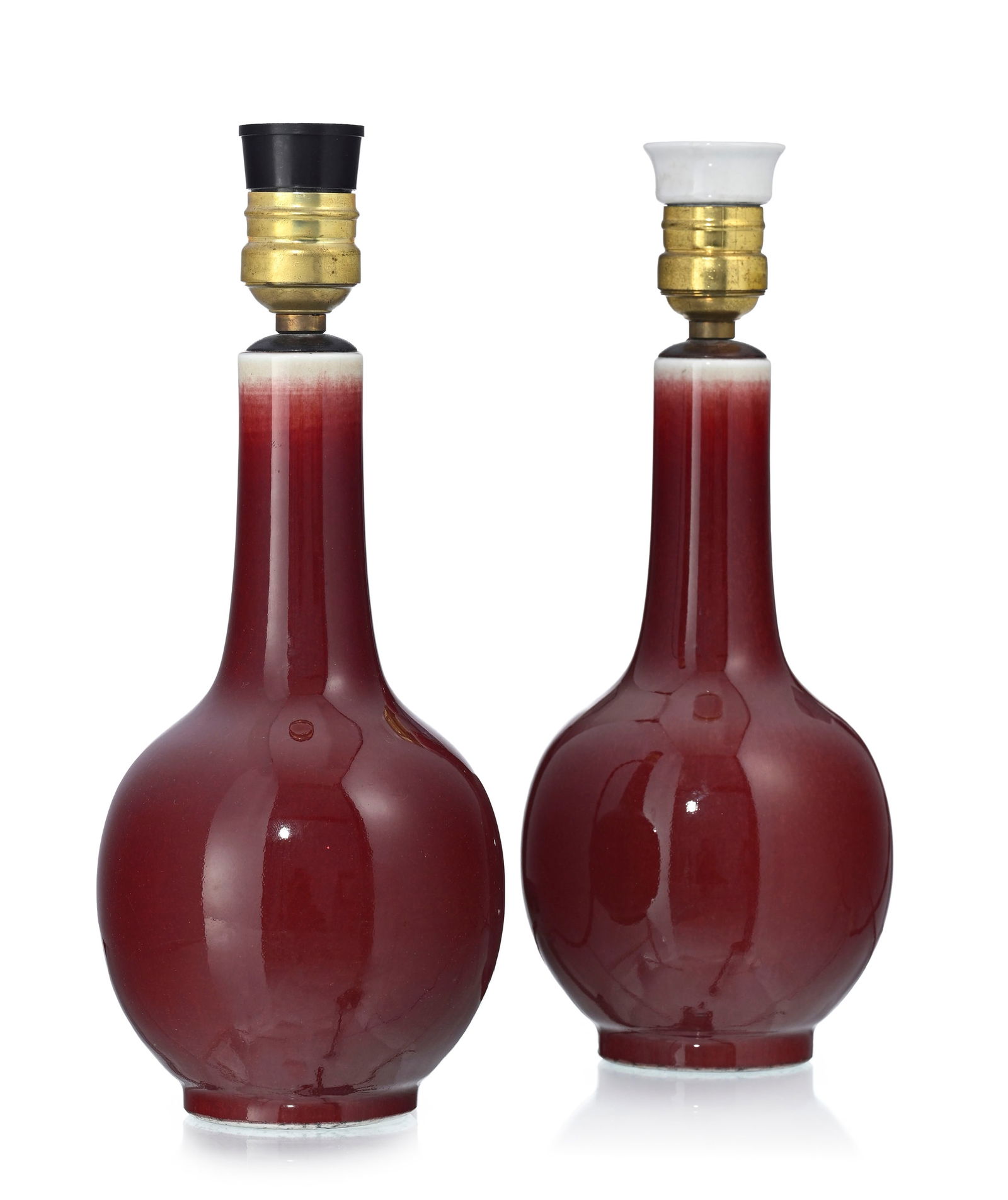 Paire de vases en céramique à glaçure sang de bœuf, Chine, XXe s., montés e: Paire de vases en céramique à glaçure sang de bœuf, Chine, XXe s., montés en lampe (non percés), h. 24 cm (vase) (1 fêlé) A pair of sang de boeuf ceramic vases,