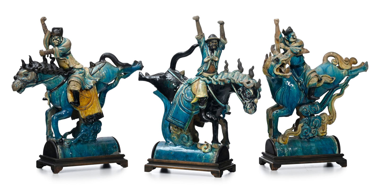 Ensemble de 3 tuiles faîtières en céramique à glaçure Fahua, Chine, dynasti: Ensemble de 3 tuiles faîtières en céramique à glaçure Fahua, Chine, dynastie Qing: chacune surmontée d'un personnage sur une monture, soit 2 cavaliers et 1 personn