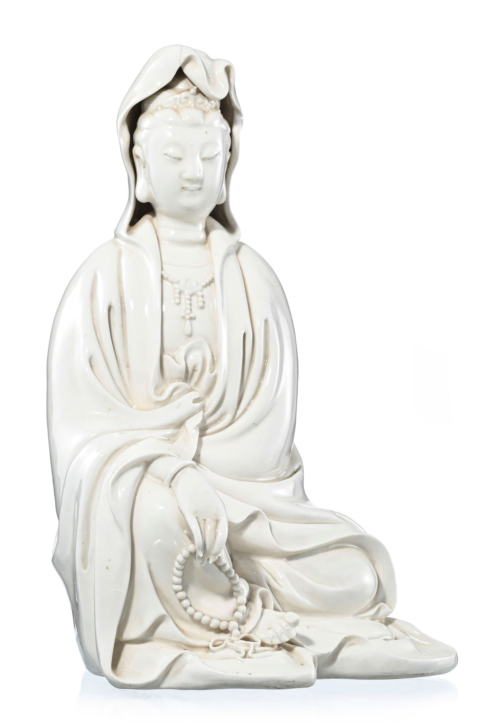 Guanyin assise, sculpture en porcelaine de style Dehua, Chine, XXe s., tenant un fozhu (rosaire boud (1 of 4)