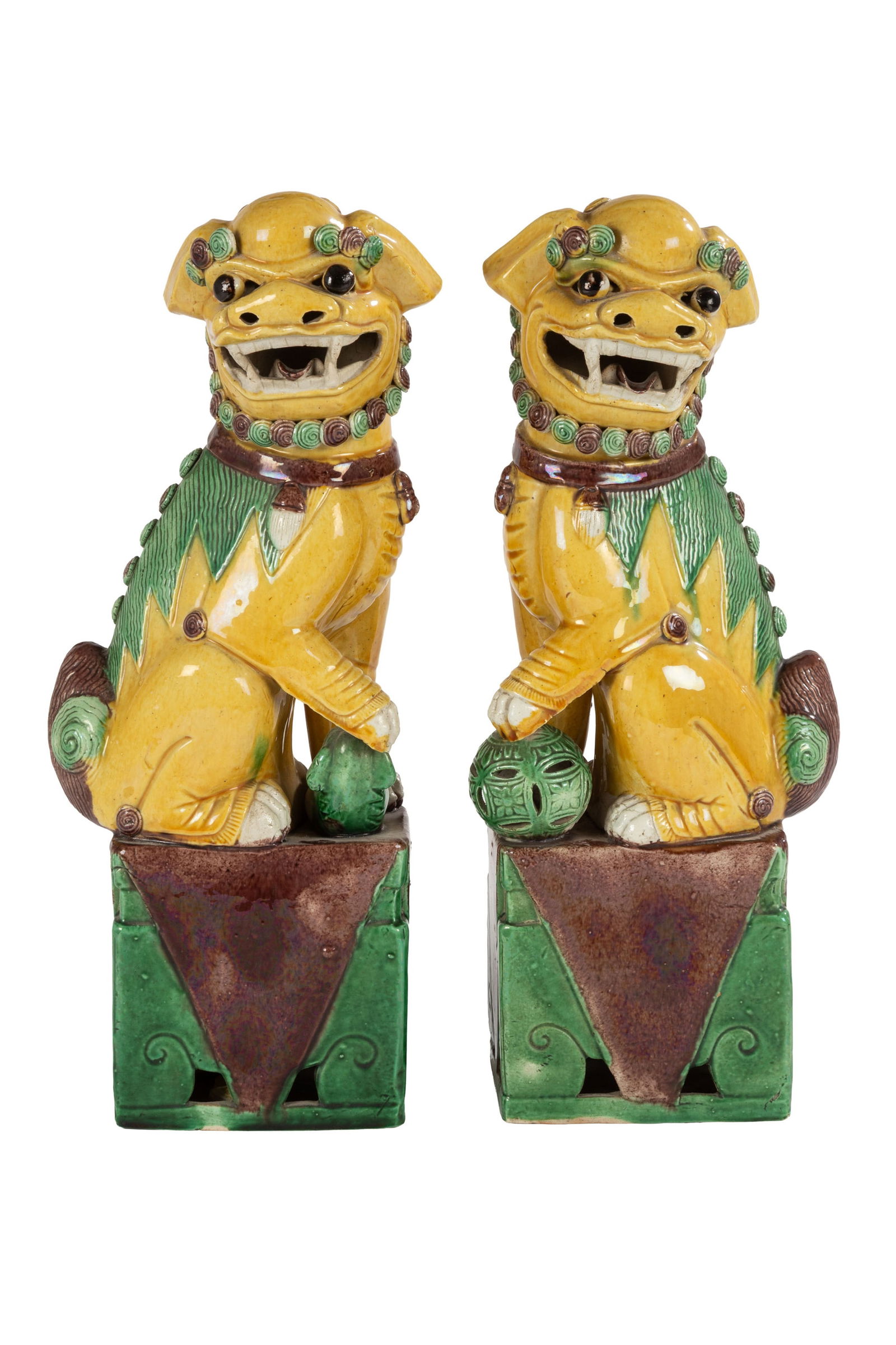 Couple de chiens de Fô, 2 sculptures en porcelaine à glaçure sancai, Chine, XXe s., c (1 of 1)