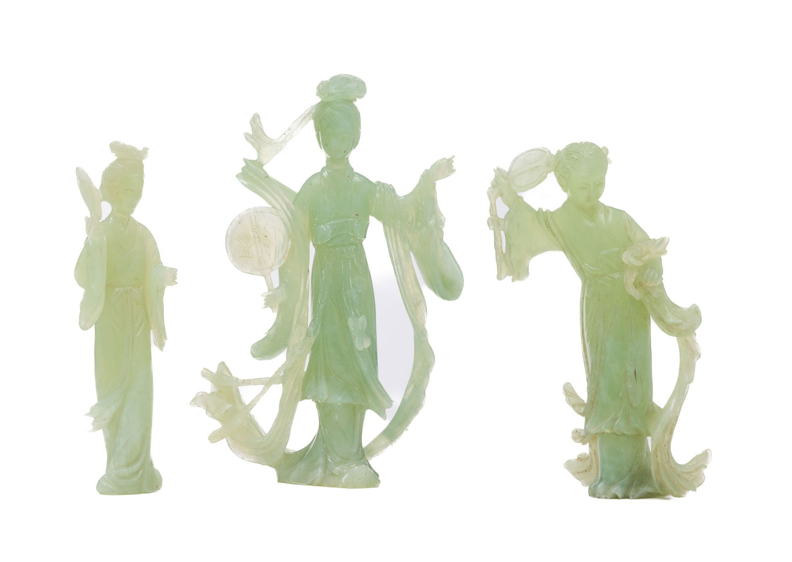 Ensemble de 3 statuettes en jade, chacune représentant une femme à l'éventail, Chine,: Ensemble de 3 statuettes en jade, chacune représentant une femme à l'éventail, Chine, tailles diverses, h. max. 19,5 cm (dégâts et manques) A set of 3 jade sculptures, each