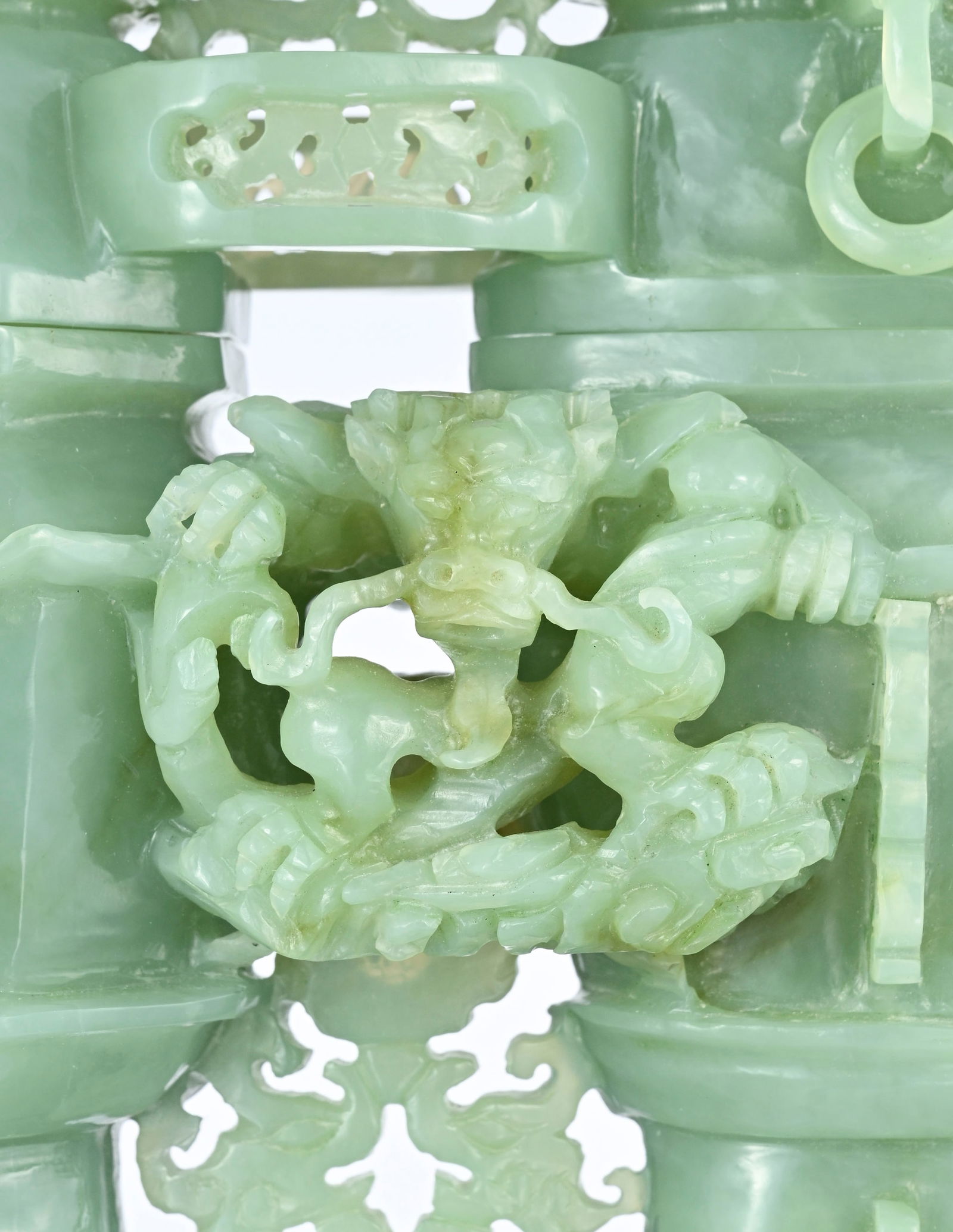 Double vase couvert en jade, Chine, décor en relief de dragons et qilin, avec caractère fu - 6
