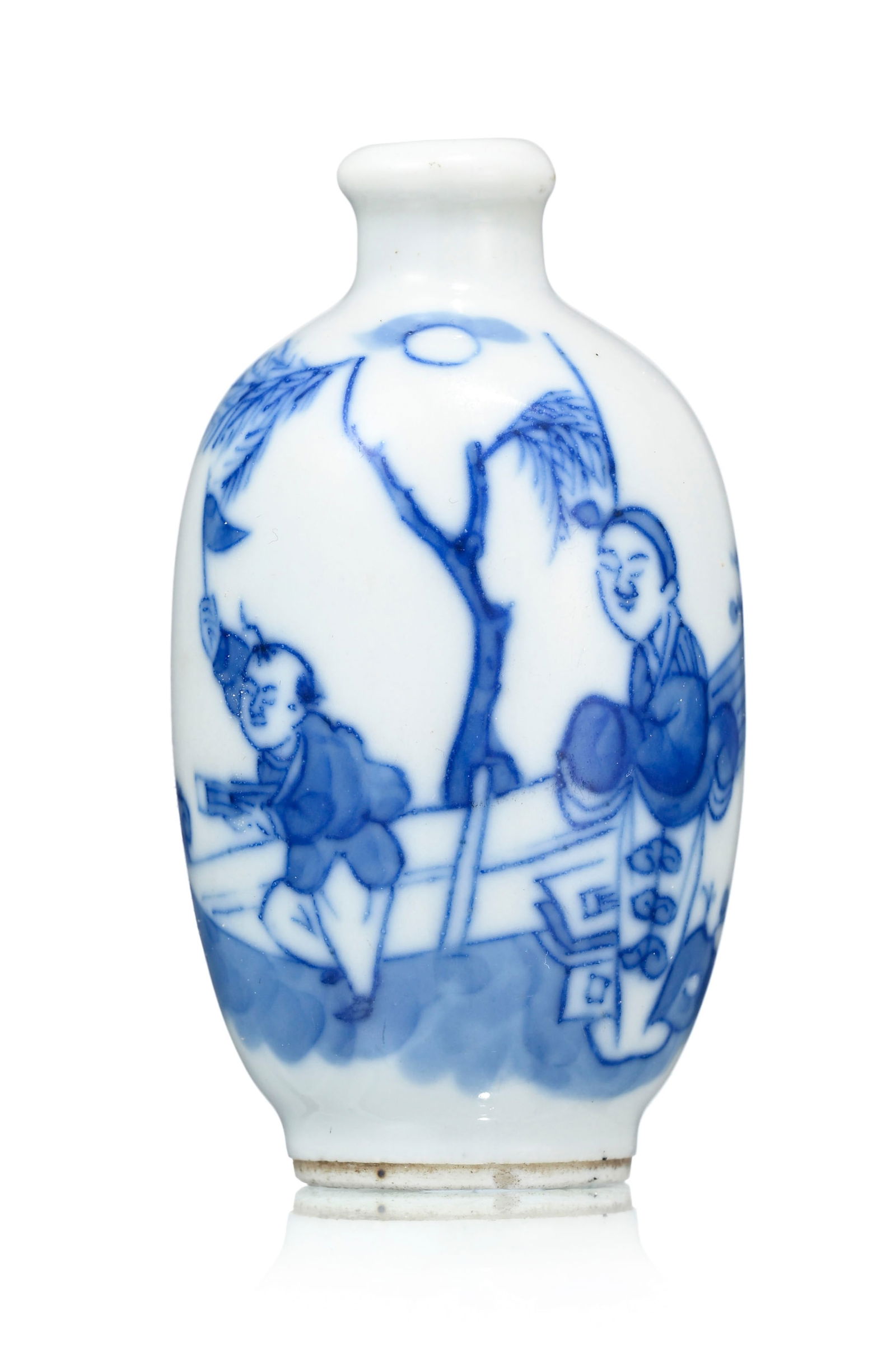 Flacon à priser en porcelaine, Chine, XIX-XXe s., décor en bleu de femme et enfant dans un: Flacon à priser en porcelaine, Chine, XIX-XXe s., décor en bleu de femme et enfant dans un jardin, marque Kangxi sous la base, h. 7 cm A porcelain snuff bottle, China, 19th-20th century,