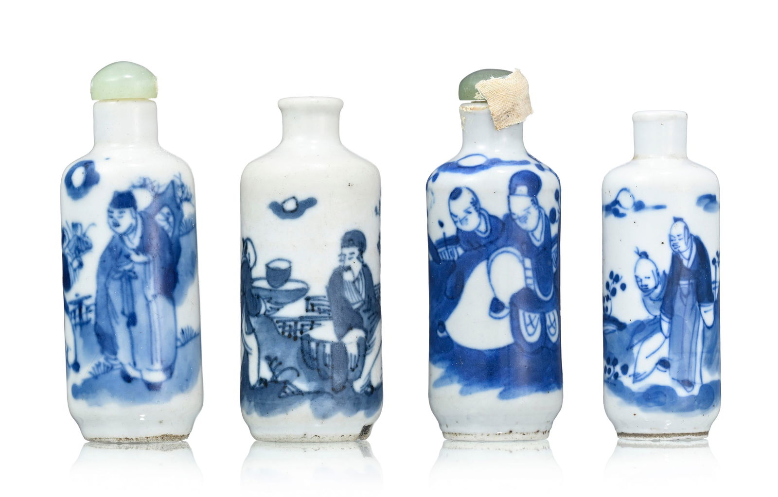 Ensemble de 4 flacons à priser en porcelaine, Chine, XIX-XXe s.: tous au décor en bleu de : Ensemble de 4 flacons à priser en porcelaine, Chine, XIX-XXe s.: tous au décor en bleu de personnages dans un jardin, tailles diverses (1 fêlé) A set of 4 porcelain snuff