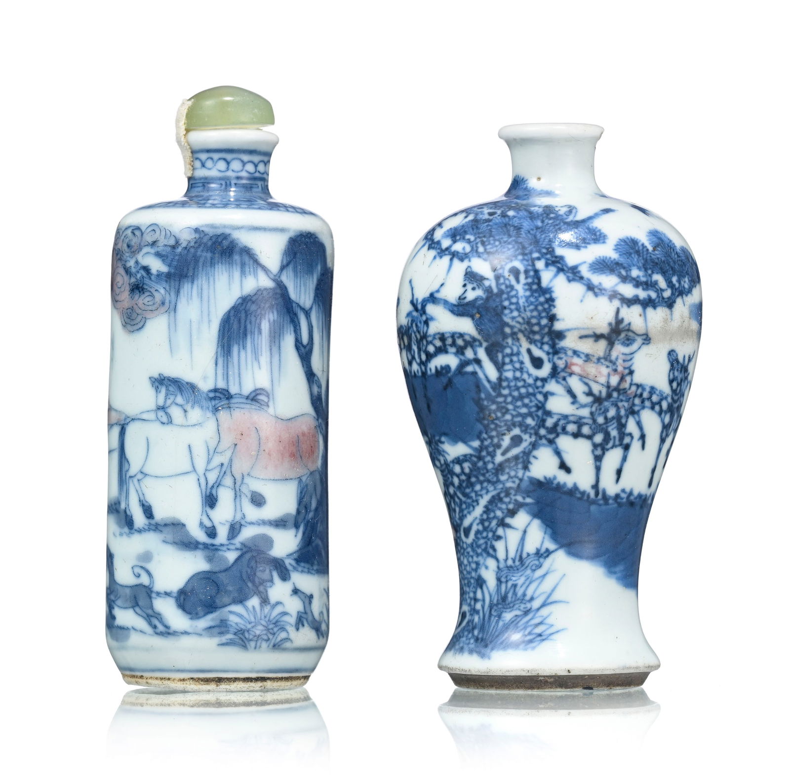 2 flacons à priser en porcelaine, Chine, XIX-XXe s., décor rouge et bleu d'animaux, un orn: 2 flacons à priser en porcelaine, Chine, XIX-XXe s., décor rouge et bleu d'animaux, un orné des animaux du zodiaque, cerclage de motifs géométriques sous la base, l'autre de d